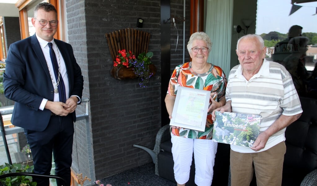 Raymond Wanders heeft cadeaus overhandigt aan Gerrit en Annie de Vries (foto Bennie Wolbers).