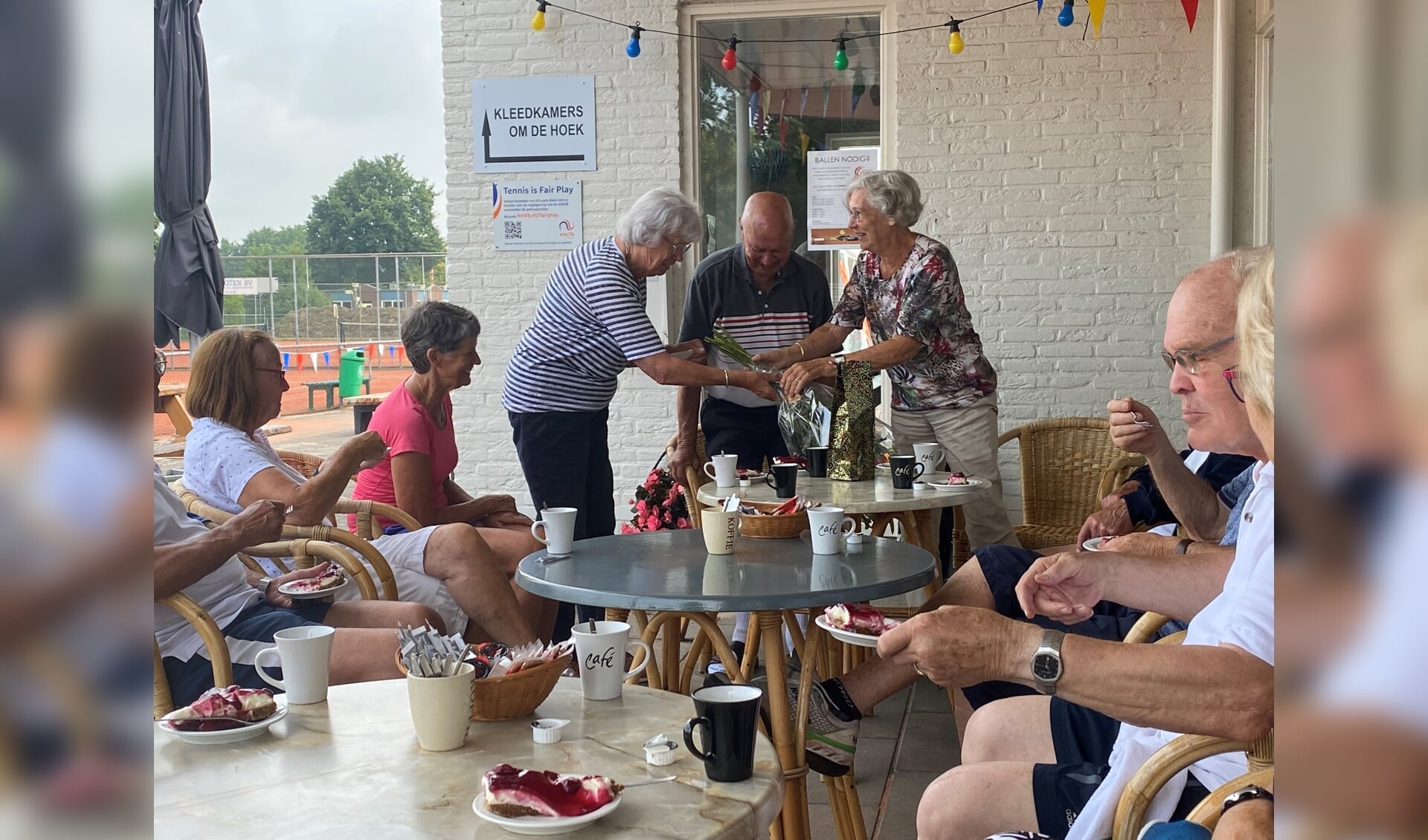 Jan de Vries wordt in de bloemen gezet (foto TC Smalhorst).