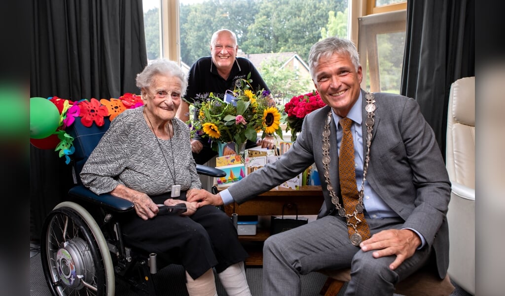 Onder toeziend oog van zoon Hans krijgt Janny Boersma de felicitaties van burgemeester Jaap Velema van Westerwolde. (foto: Auniek Klijnstra)