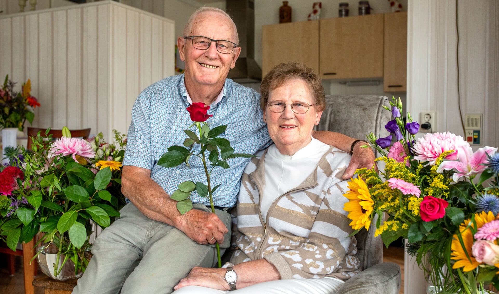 Elzo en Heika Mooibroek uit Musselkanaal zijn flink in de bloemetjes gezet voor hun 60e trouwdag. (foto: Auniek Klijnstra) 