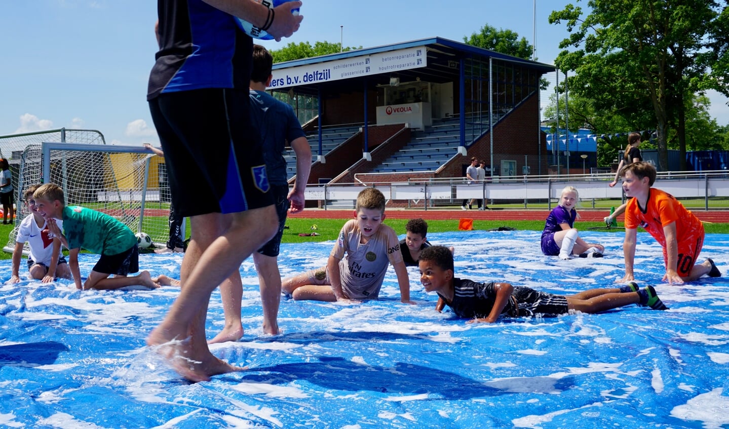 Kinderen zoeken afkoeling in het water.