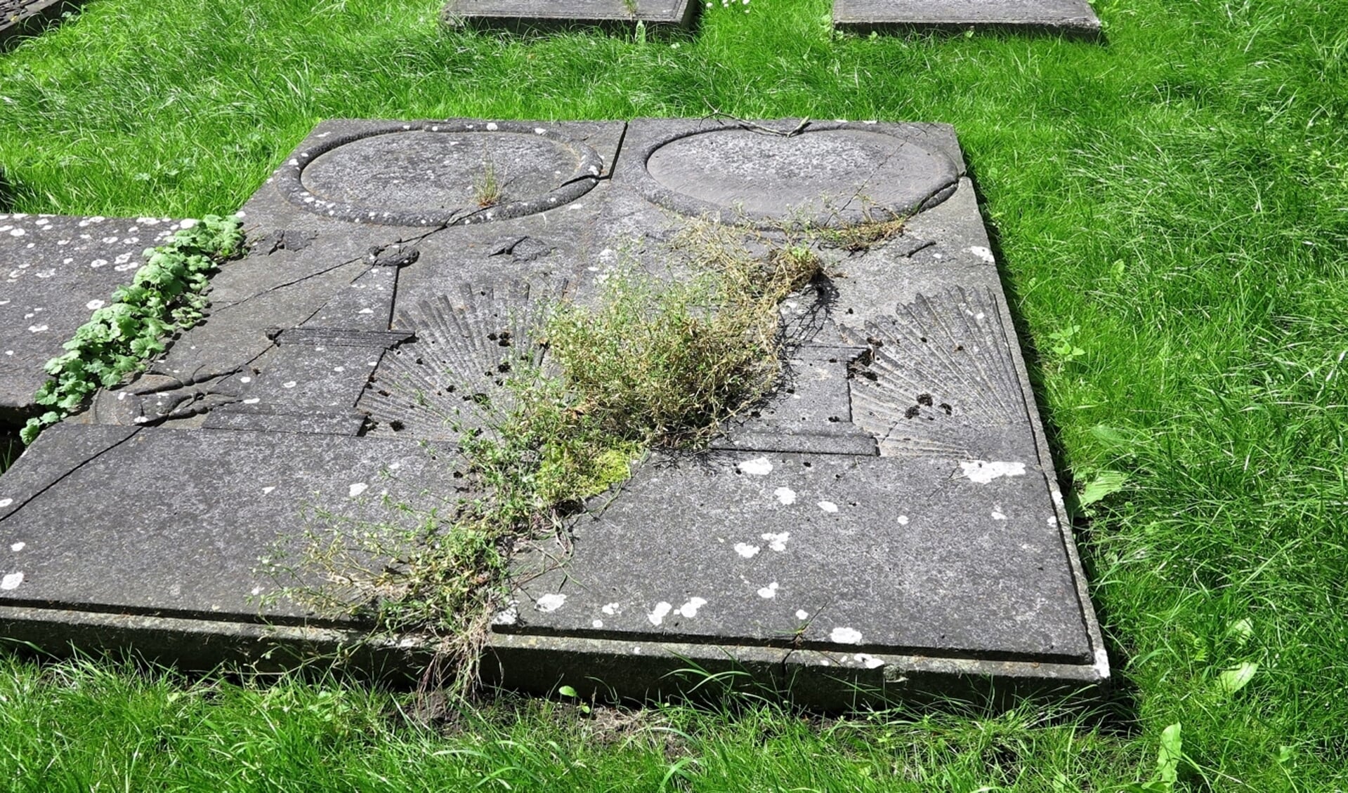 Een van de grafmonumenten in Onderdendam die nog gerestaureerd moeten worden (foto Betaalbaar Water).