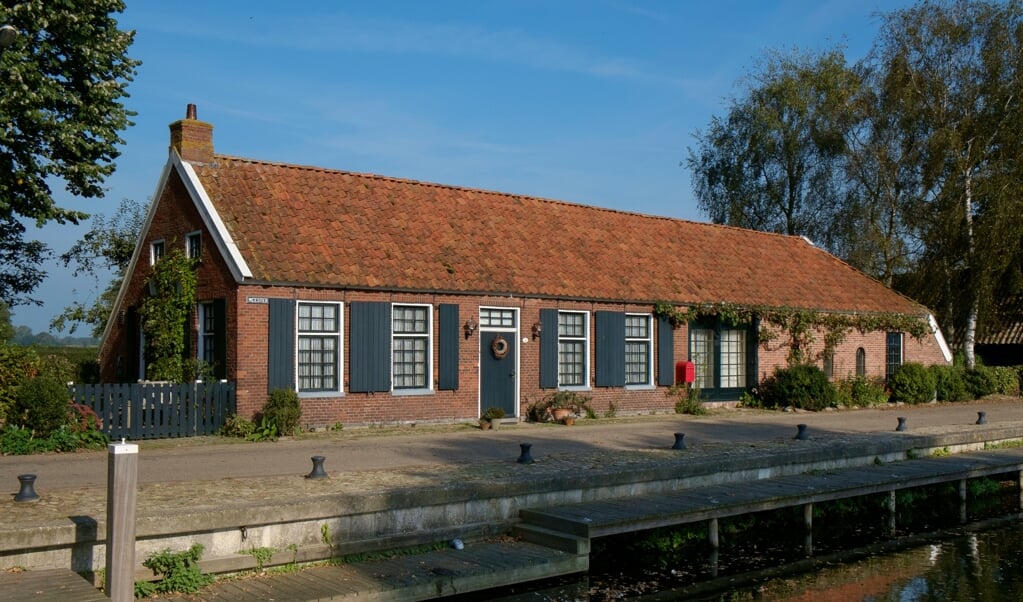 Het veerhuis aan het haventje van Noordlaren.