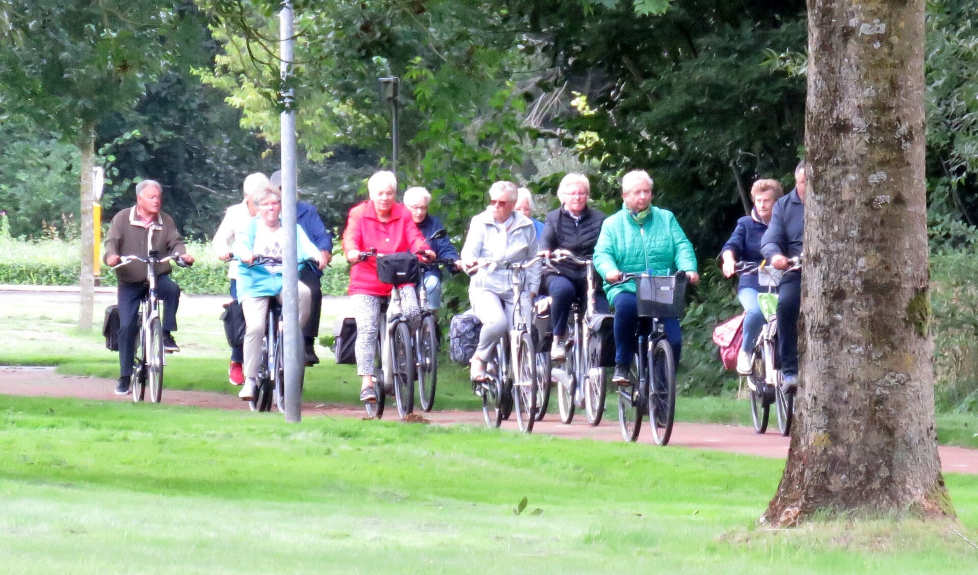 Deelnemers aan de laatste POSO-fietstocht van dit seizoen.