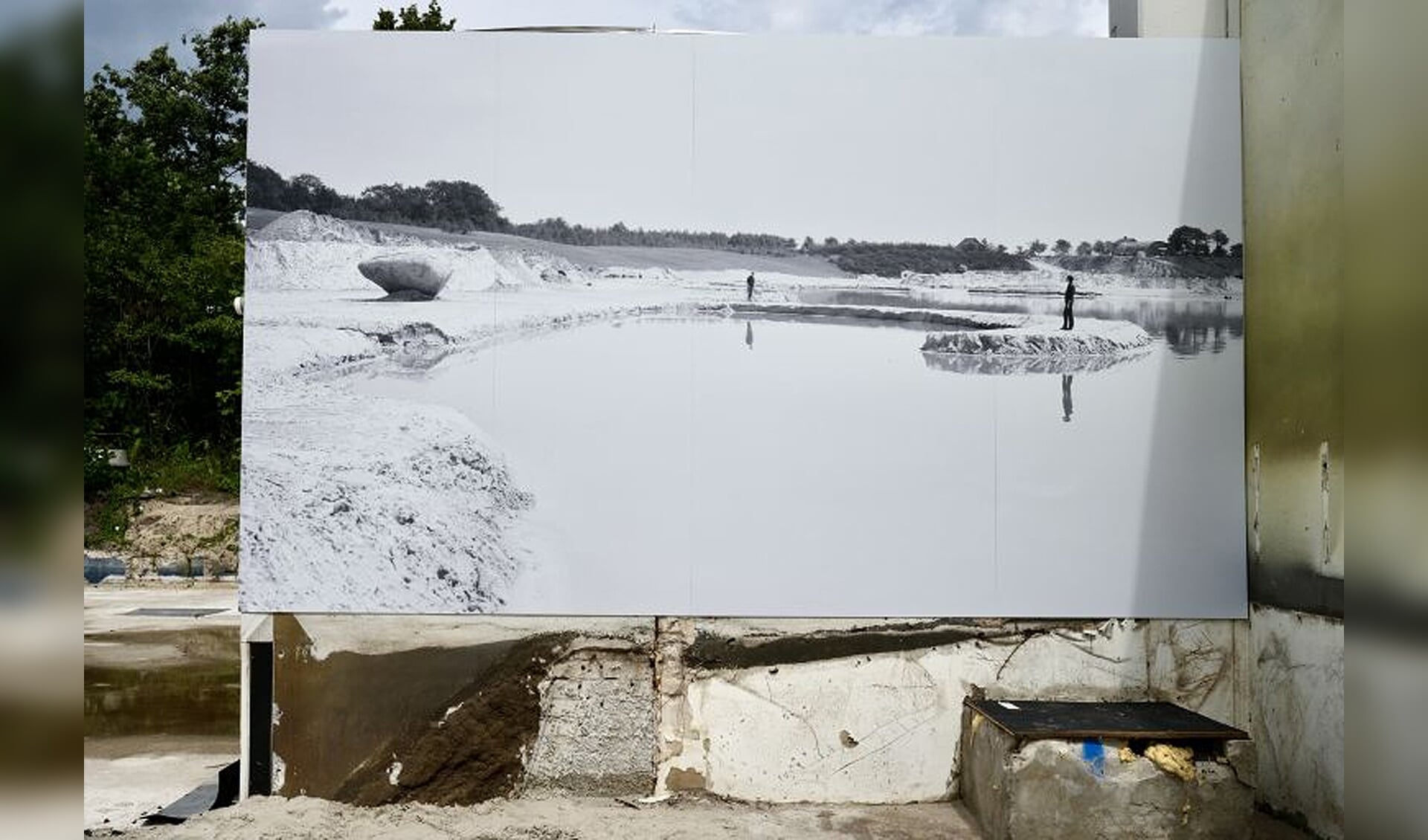 De foto's van de bouw van het landschapskunstwerk worden gepresenteerd op grote panelen (foto CBK).