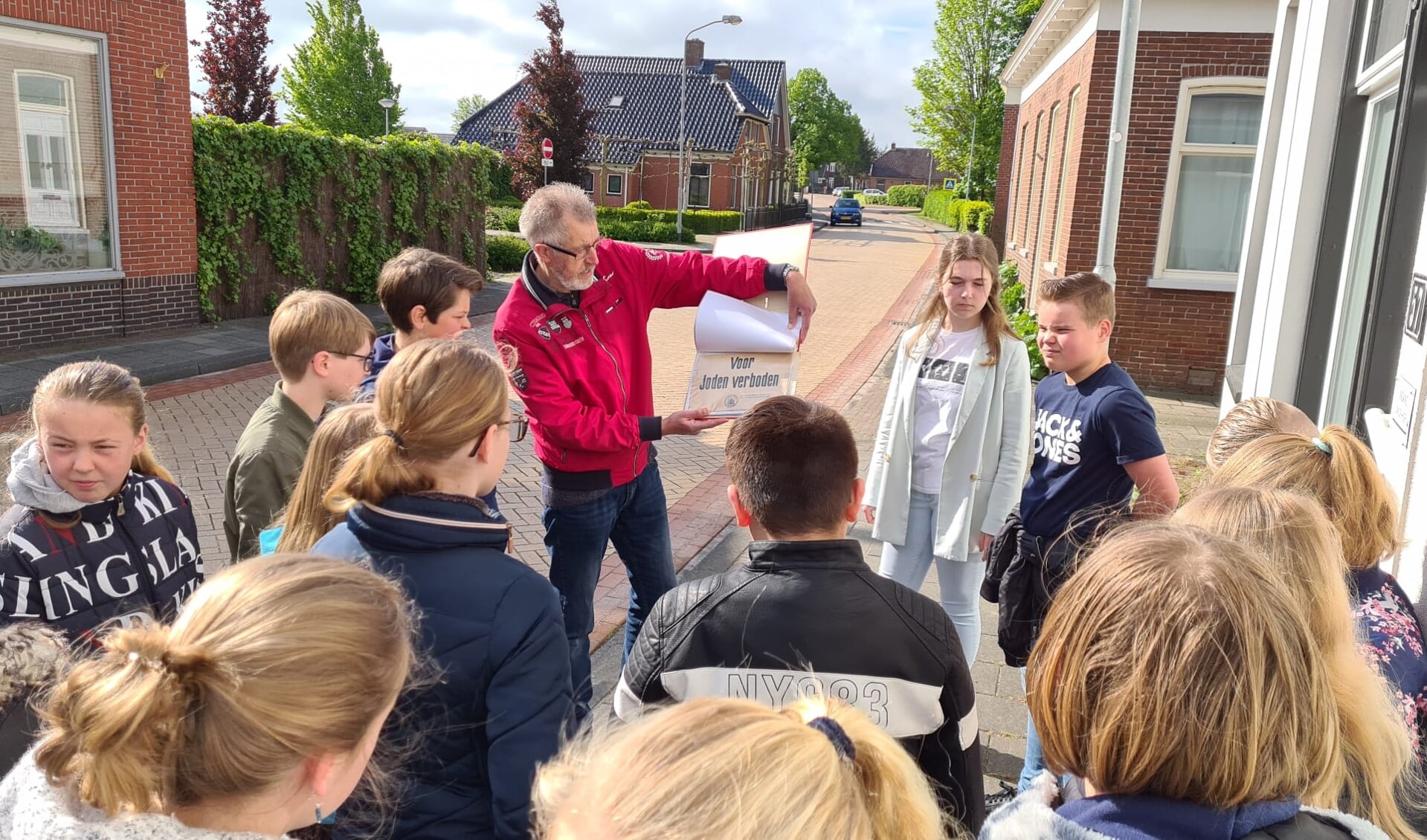 Chris Scholtens van Museum 40-45 geeft uitleg tijdens de wandeling (foto Marleen Godlieb).