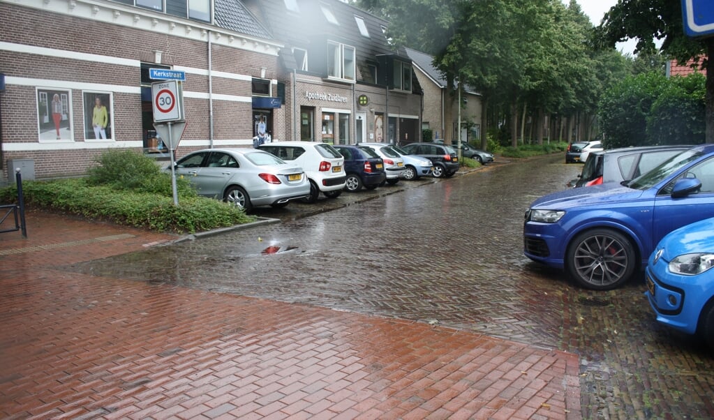 Volle parkeerplaatsen aan de Brinkstraat in Zuidlaren.