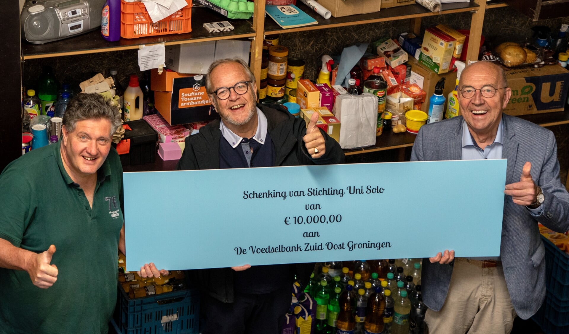 Willem van Veen van de Voedselbank Zuidoost-Groningen mocht de cheque in ontvangst nemen uit handen van de heren Woldendorp en Brouwer van Stichting Uni Solo. (foto: Auniek Klijnstra)