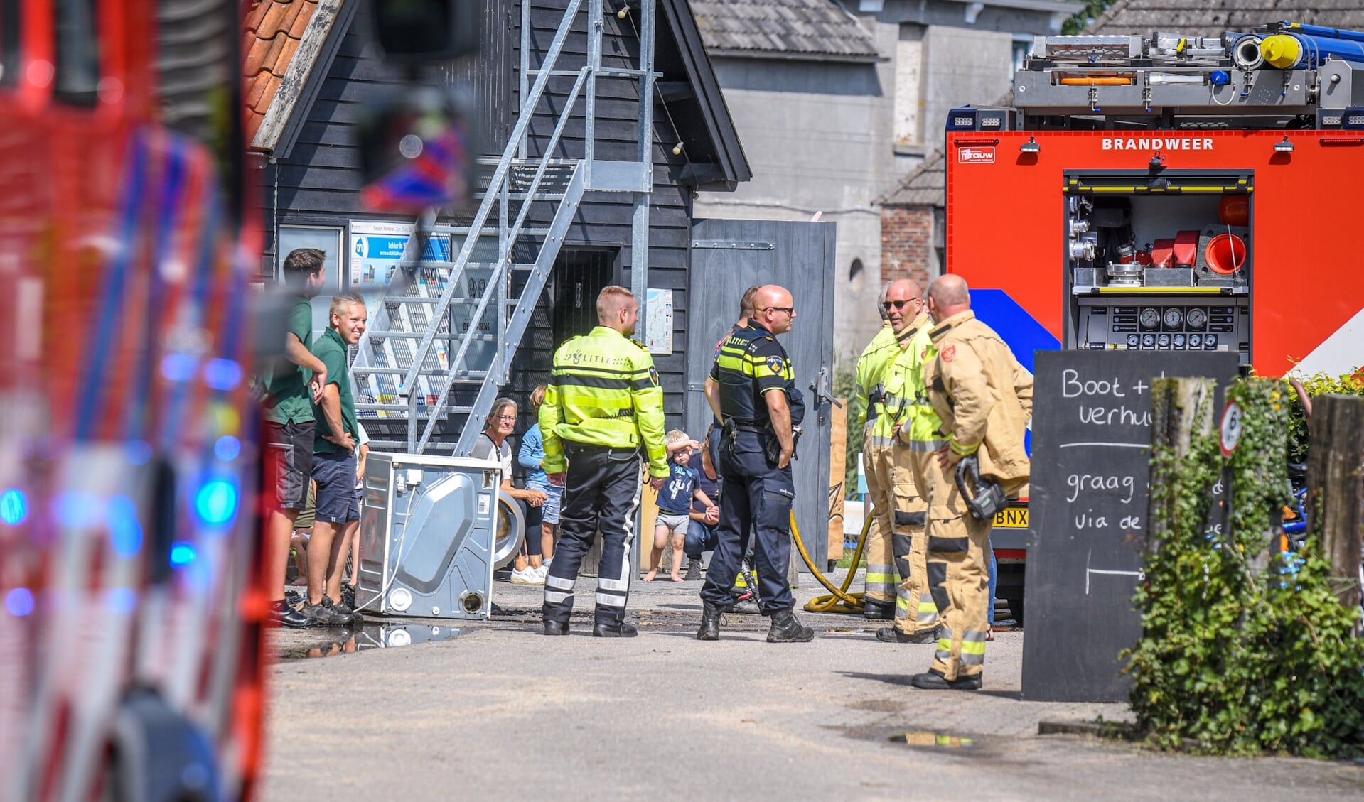 Brandweer, politie en medewerkers van het recreatiebedrijf bij de gewraakte wasdroger. Foto: Ingmar Vos. 