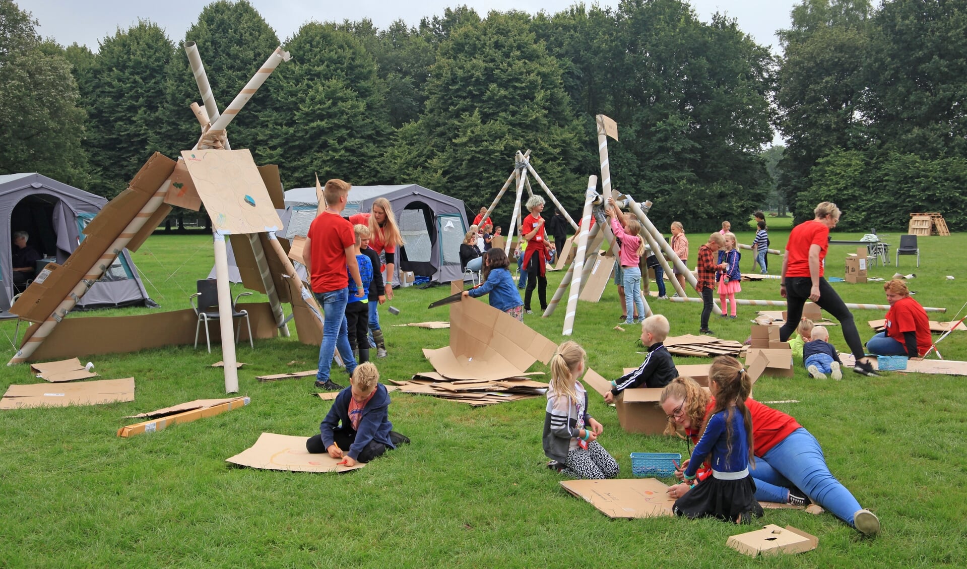 Kinderen zijn druk bezig met het bouwen van hutten. Foto: Bert Woltjes. 
