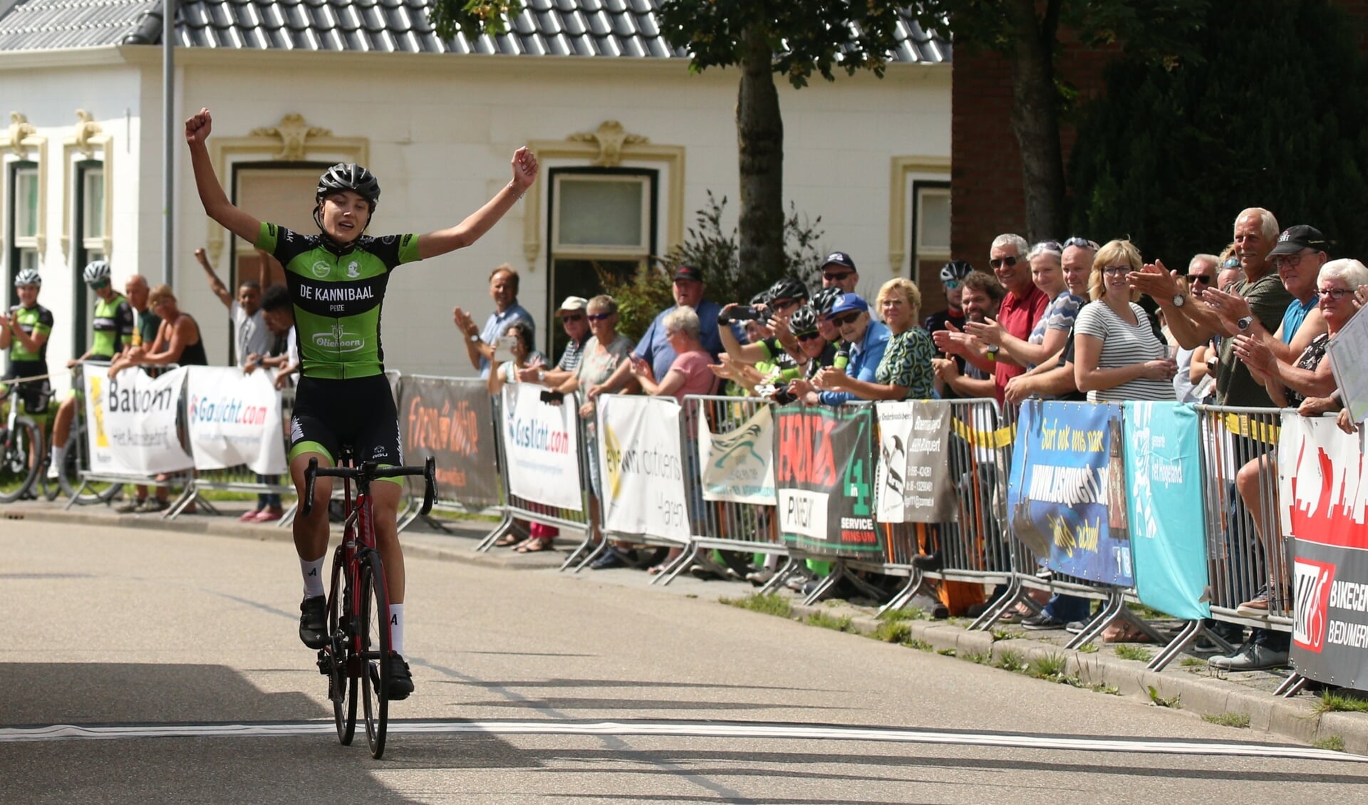 Anneke Dijkstra wint de 53e editie van Rondom de Bult van Usquert.