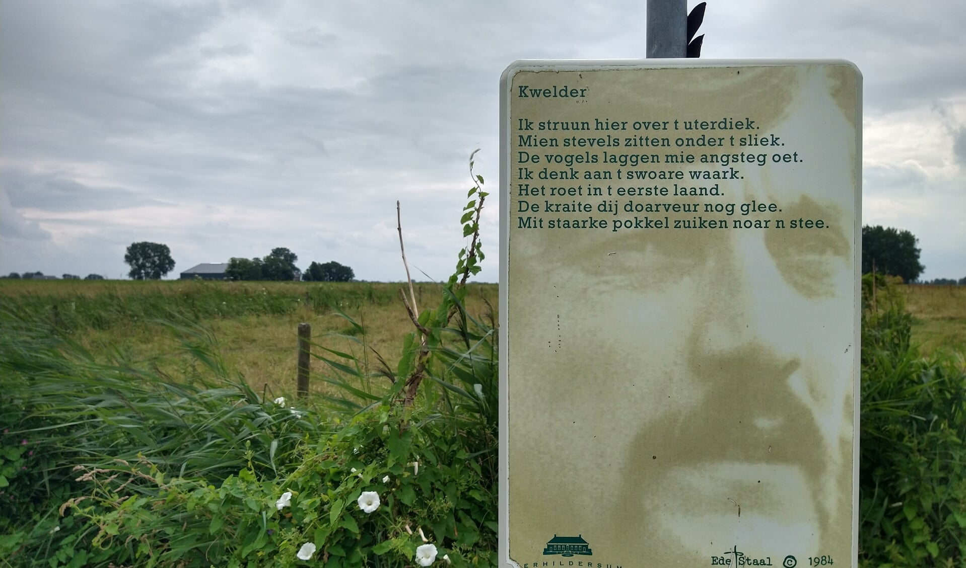 Een van de gedichten langs het Ede Staal-pad bij Verhildersum.
