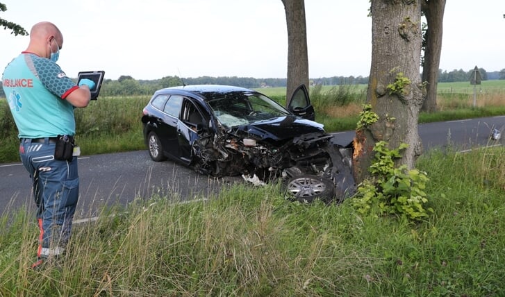 De auto raakte zwaar beschadigd door de klap tegen de boom. (foto Van Oost Media)