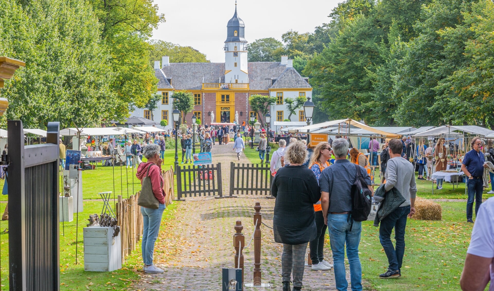 De kunstmarkt bij de Fraeylemaborg trekt altijd een grote publieke belangstelling Foto: Wilco van der Laan..