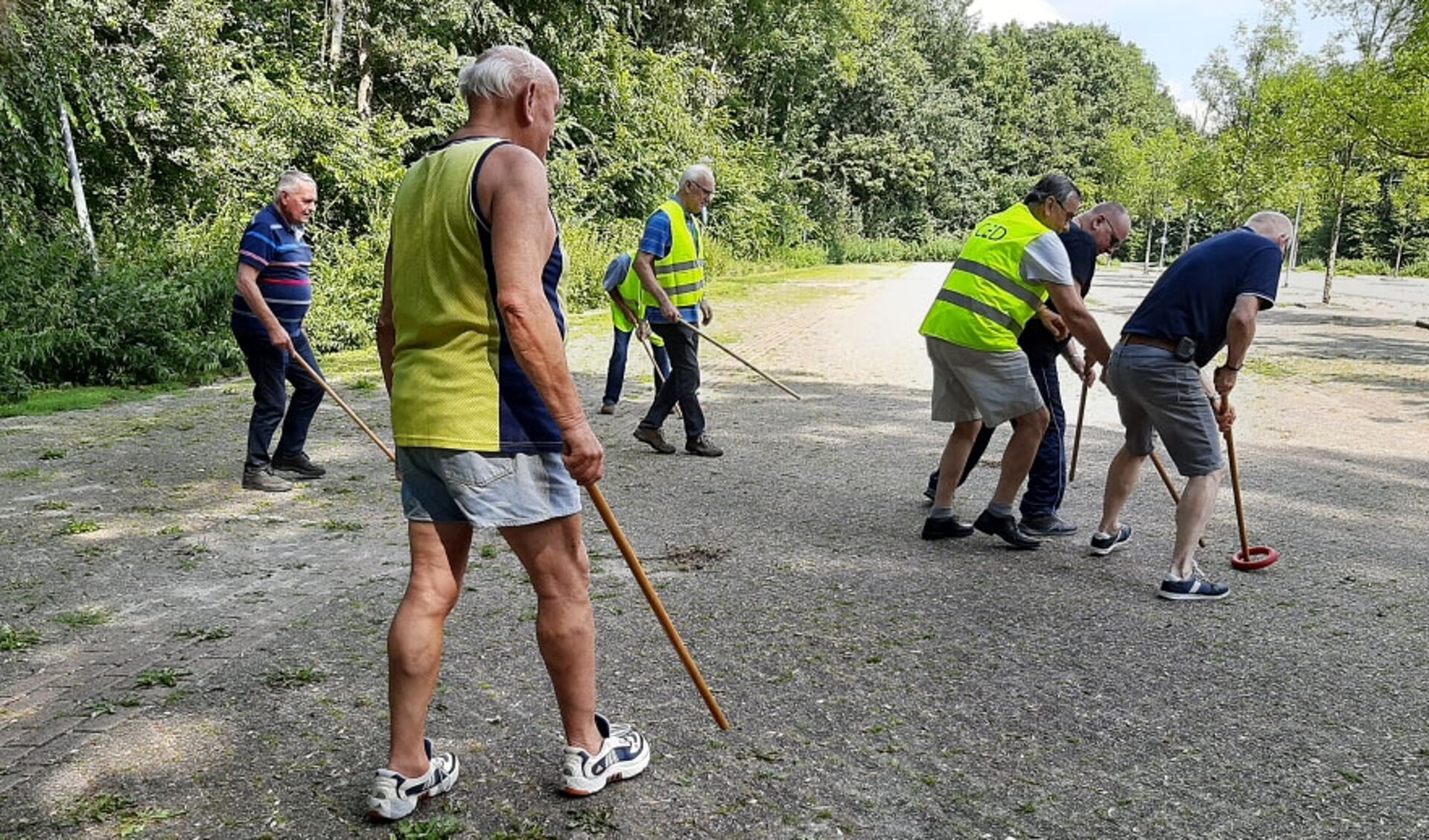 De leden van Omloop 90 aan het buiten sporten