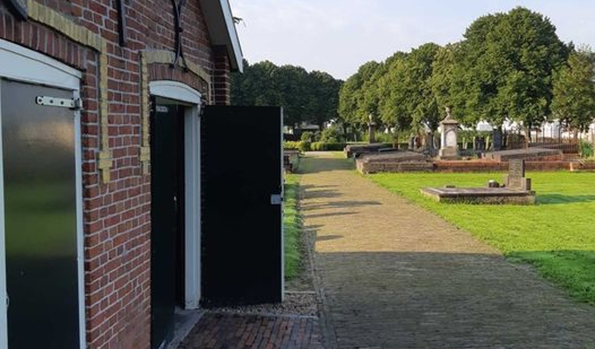 De opslagruimte op de begraafplaats in Farmsum, waar is ingebroken (foto Politie).
