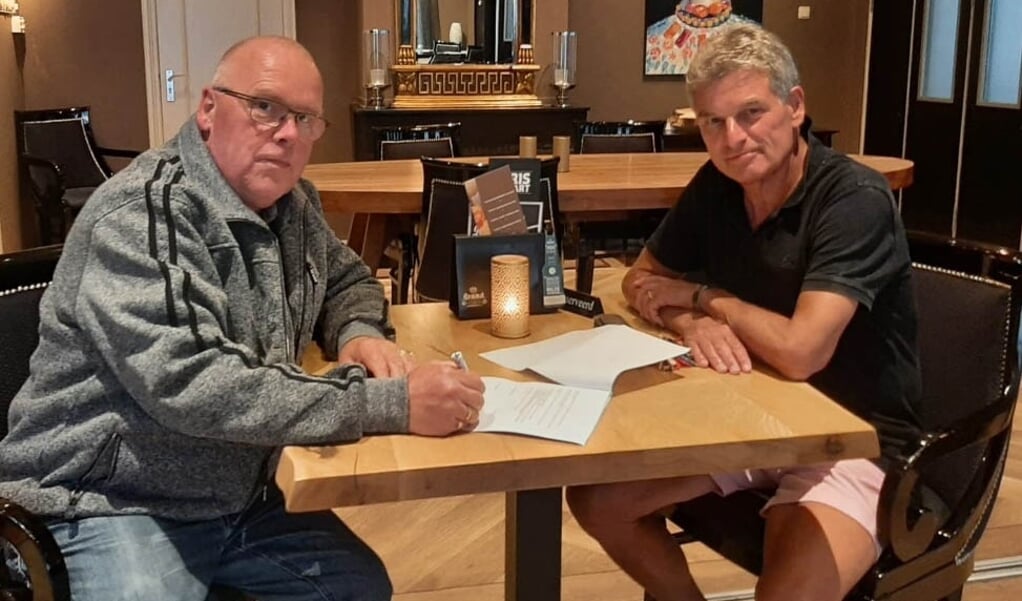 Harrie Wilkens (links) en Koos Galdermans namens de sponsorcommissie van HSC tekenen het sponsorcontract.