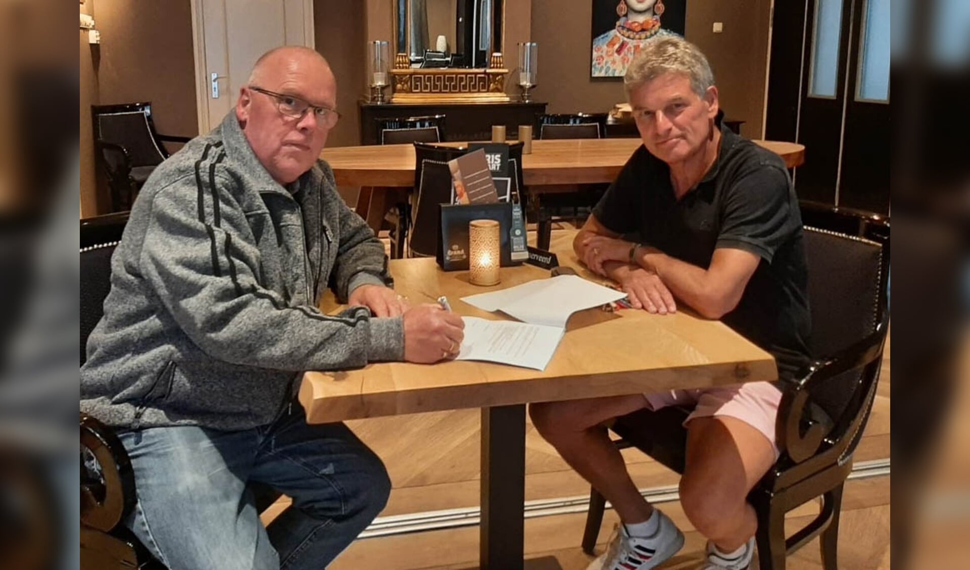 Harrie Wilkens (links) en Koos Galdermans namens de sponsorcommissie van HSC tekenen het sponsorcontract.