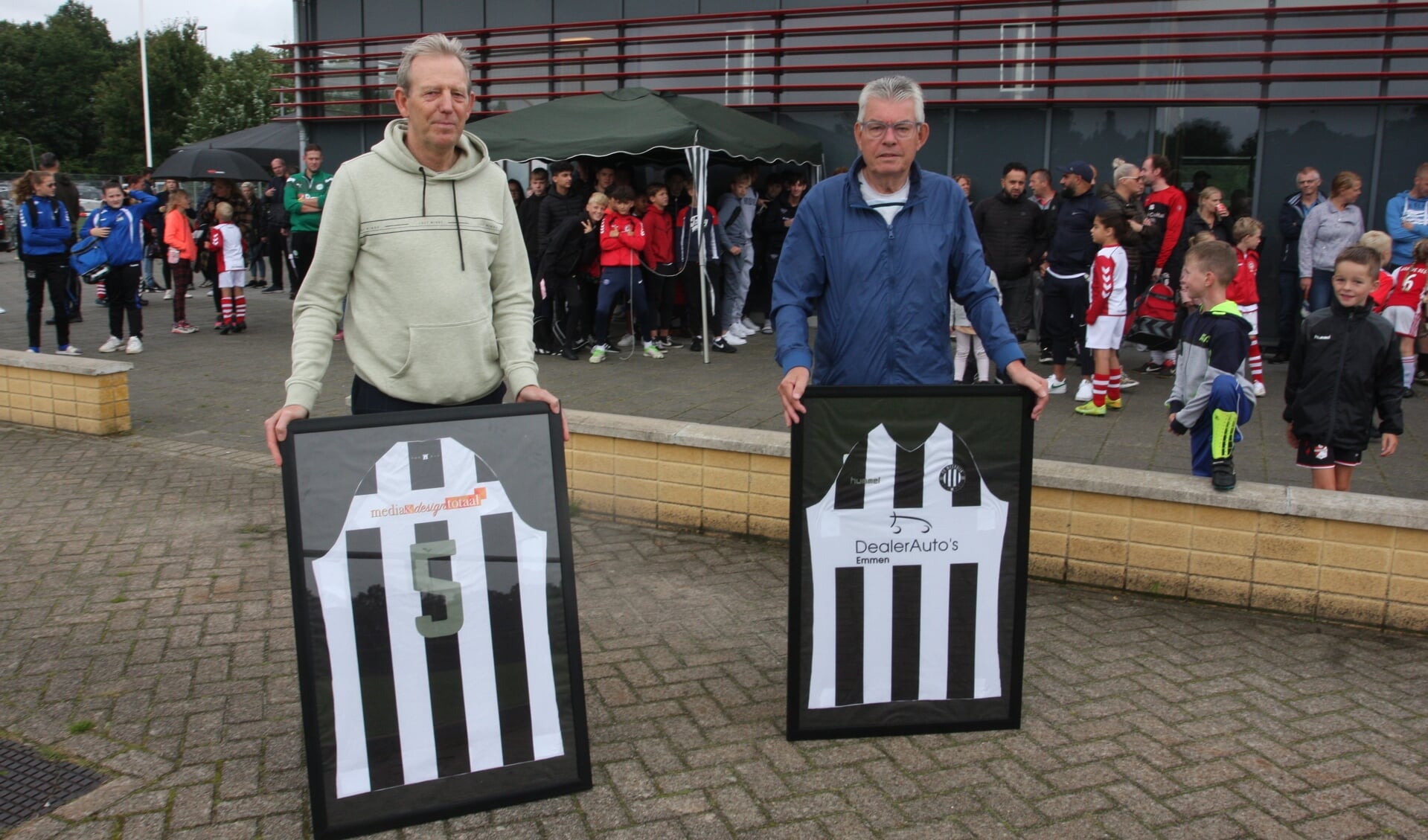 Angelslo-icoon Tinus Schimmel (links) en Emmen-icoon Jaap Verhoef tonen het shirt van FC Meerdijk.