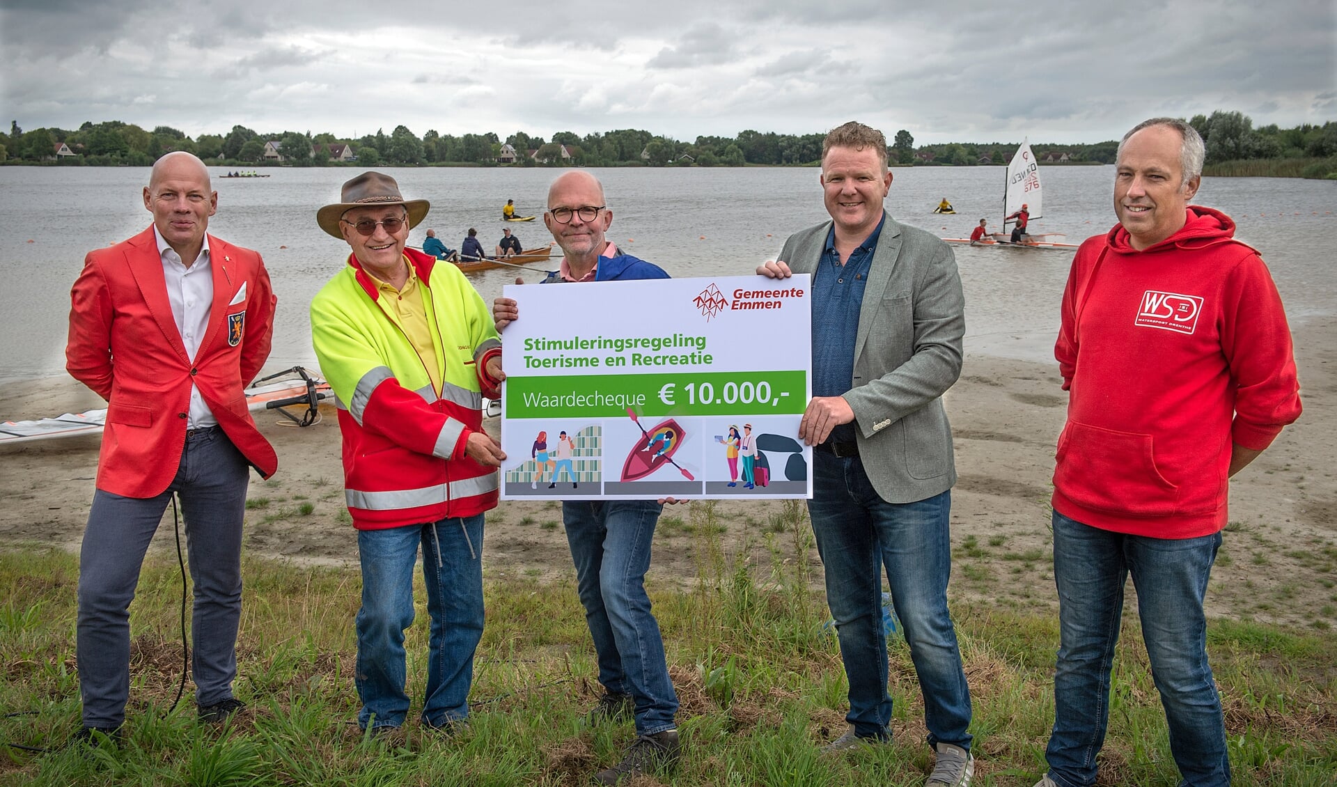 Wethouder Robert Kleine heeft zaterdag een cheque overhandigd bij de opening van de watersportlocatie bij de Grote Rietplas. Foto: Jan Anninga.