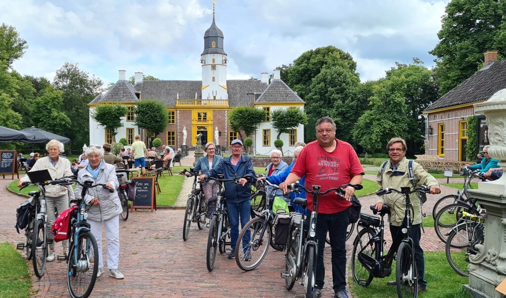 Pauze voor de deelnemers aan de fietstocht bij de Fraeylemaborg.
