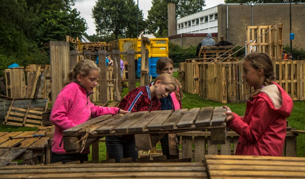 Kinderen bezig met het bouwen van een hut tijdens de speelweek in Gieten. (foto Peter Boter)