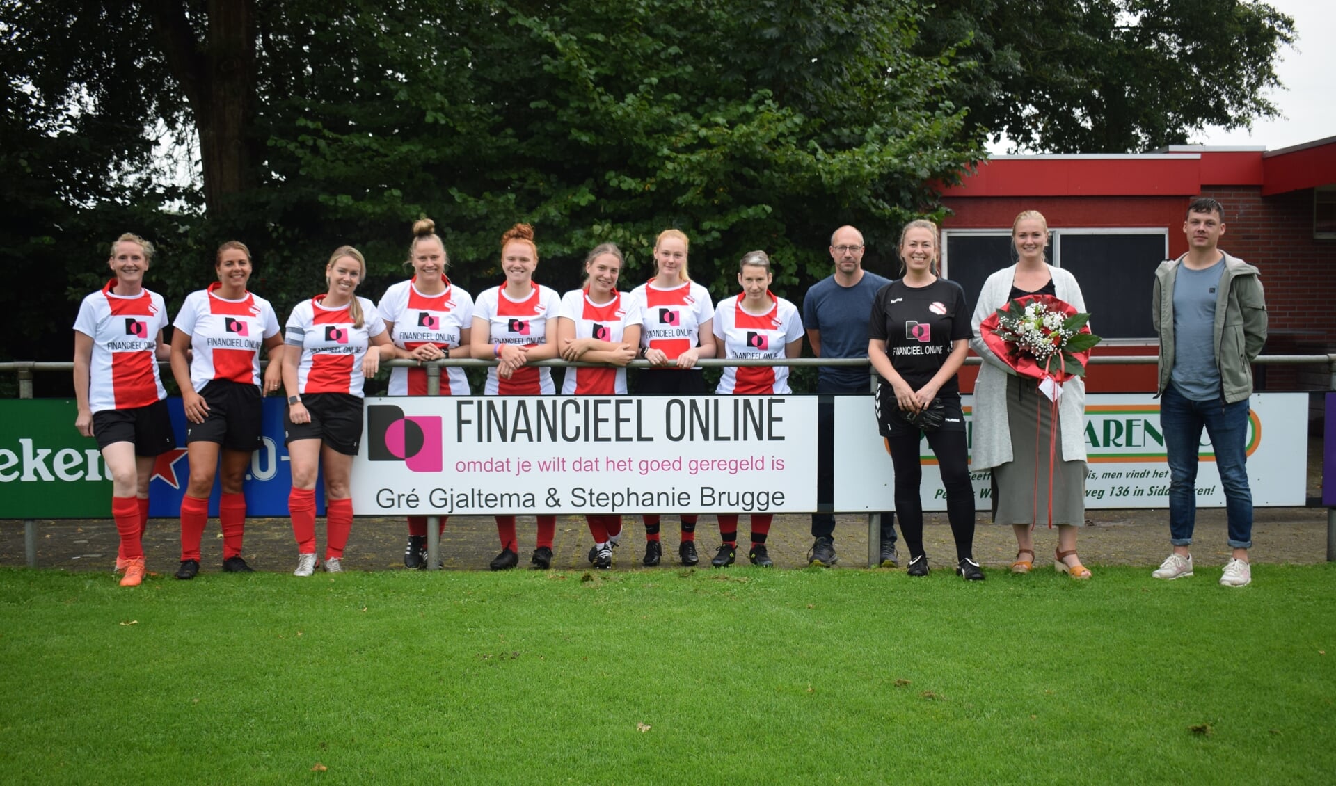 Sponsor Stephanie Brugge van Financieel Online met het damesteam van VV Siddeburen.