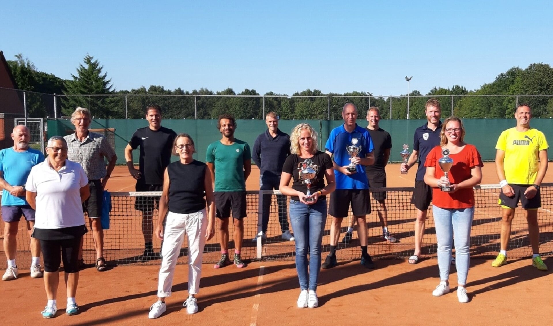Deelnemers aan de clubkampioenschappen van Tennisvereniging Kolham.