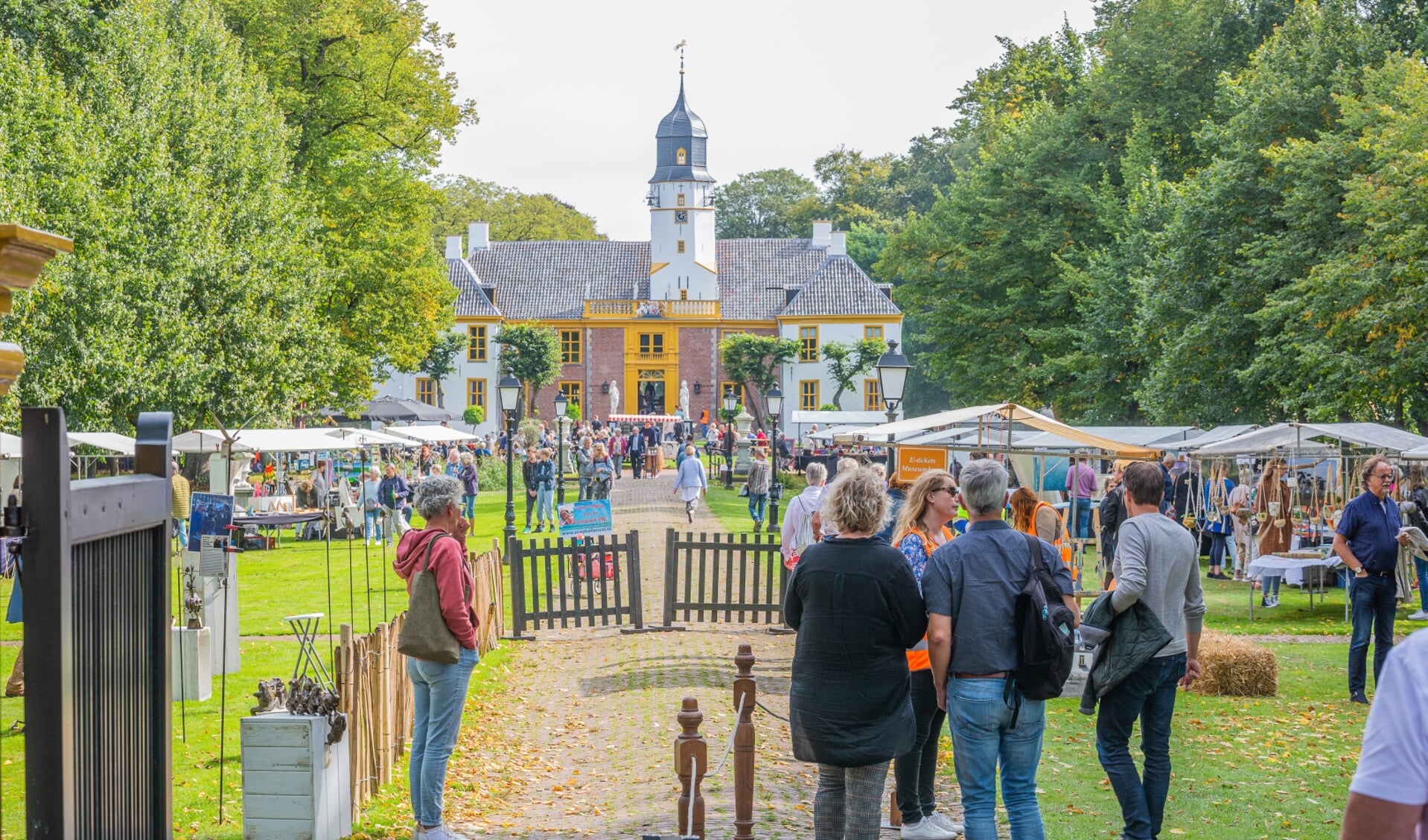 De Fraeylemaborg is zondag het decor voor de 41e Kunstmarkt. (foto Wilco van der Laan)