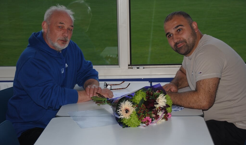 Sponsor en speler Mkhitar Soukiasijan met Rob Talma van FVV.