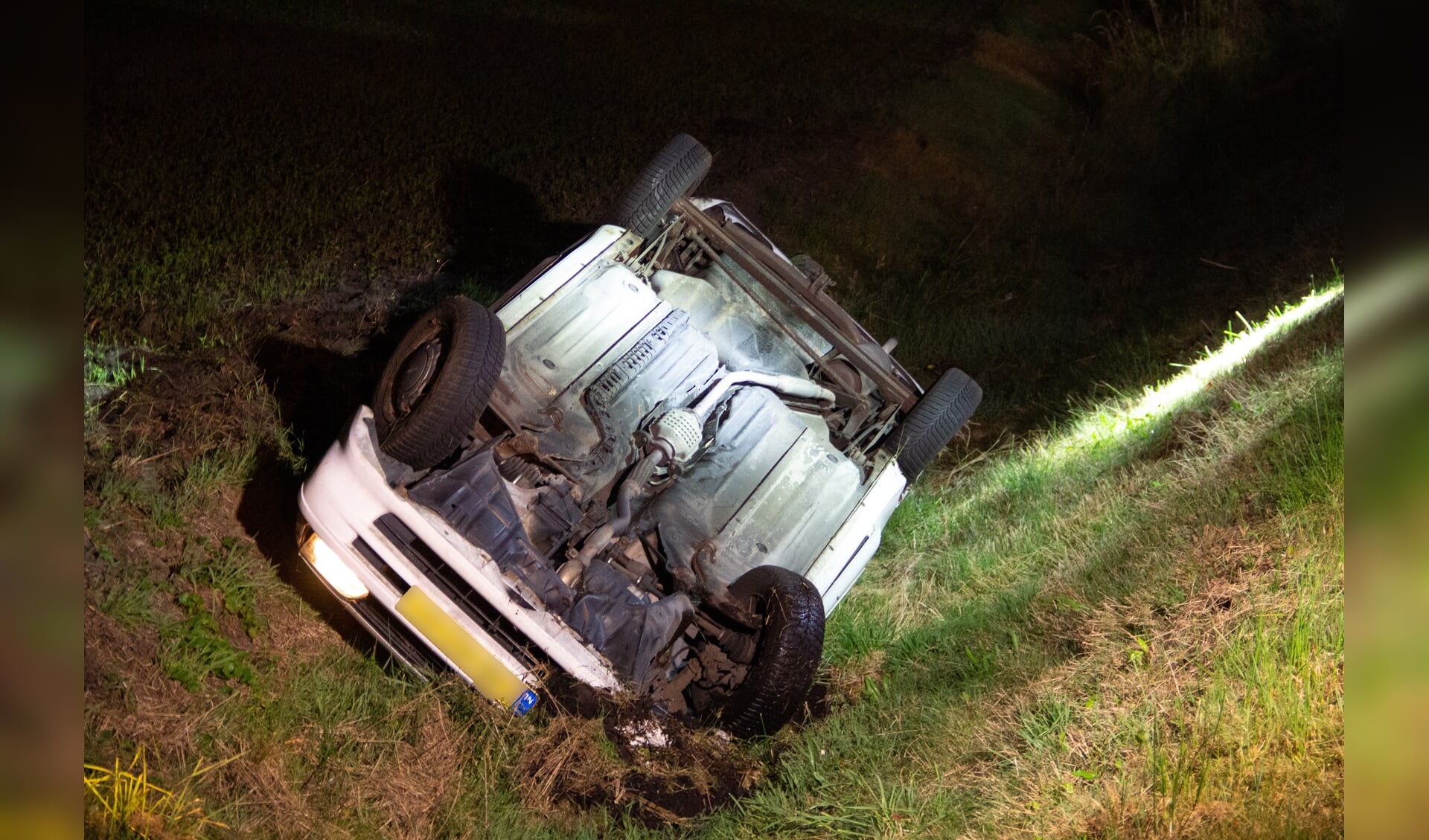 De auto belandde op de kop in een droge sloot. Foto: Emmen24.