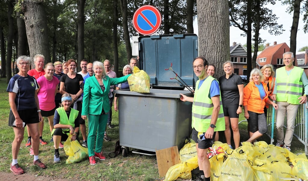 Wethouder Wiersema gooit de eerste vuilniszak in de container. (foto Persbureau Drenthe/Herman van Oost)