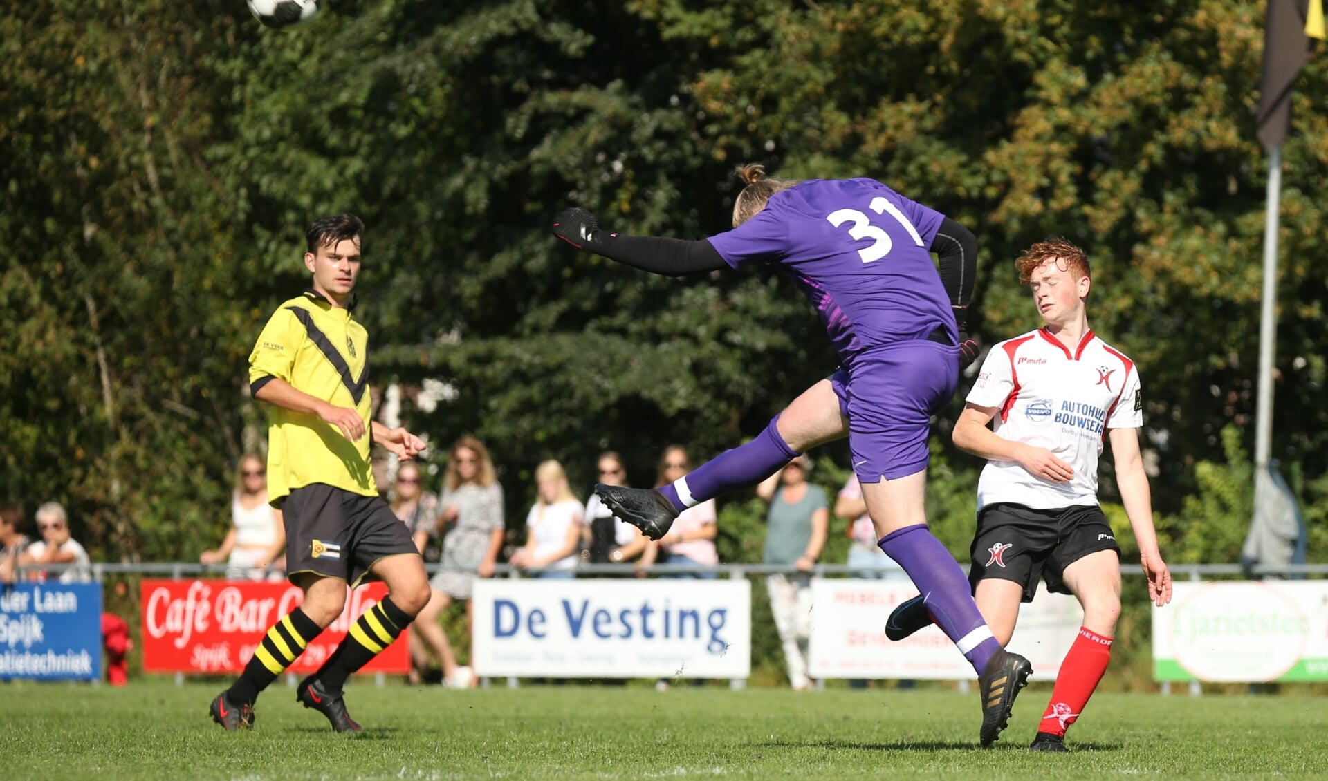 Poolster-0doelman Simon Dijkman werkt weg en voorkomt dat Robbie ten Hove gevaarlijk kan worden. Foto: Ronnie Afman.