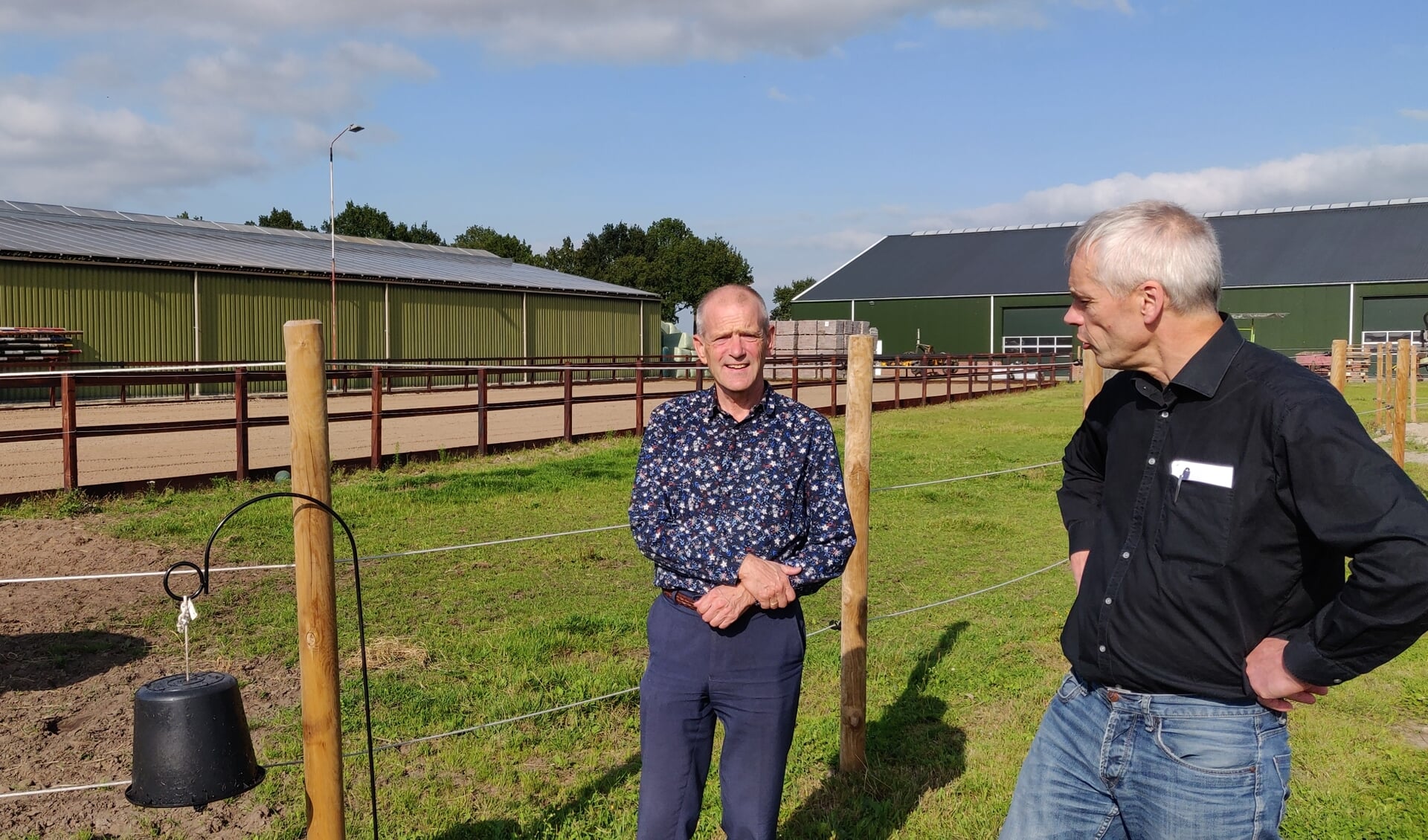 Wethouder Peter Verschuren (links) met Roelf de Haan, voorzitter van de Kielster Energiecoöperatie.