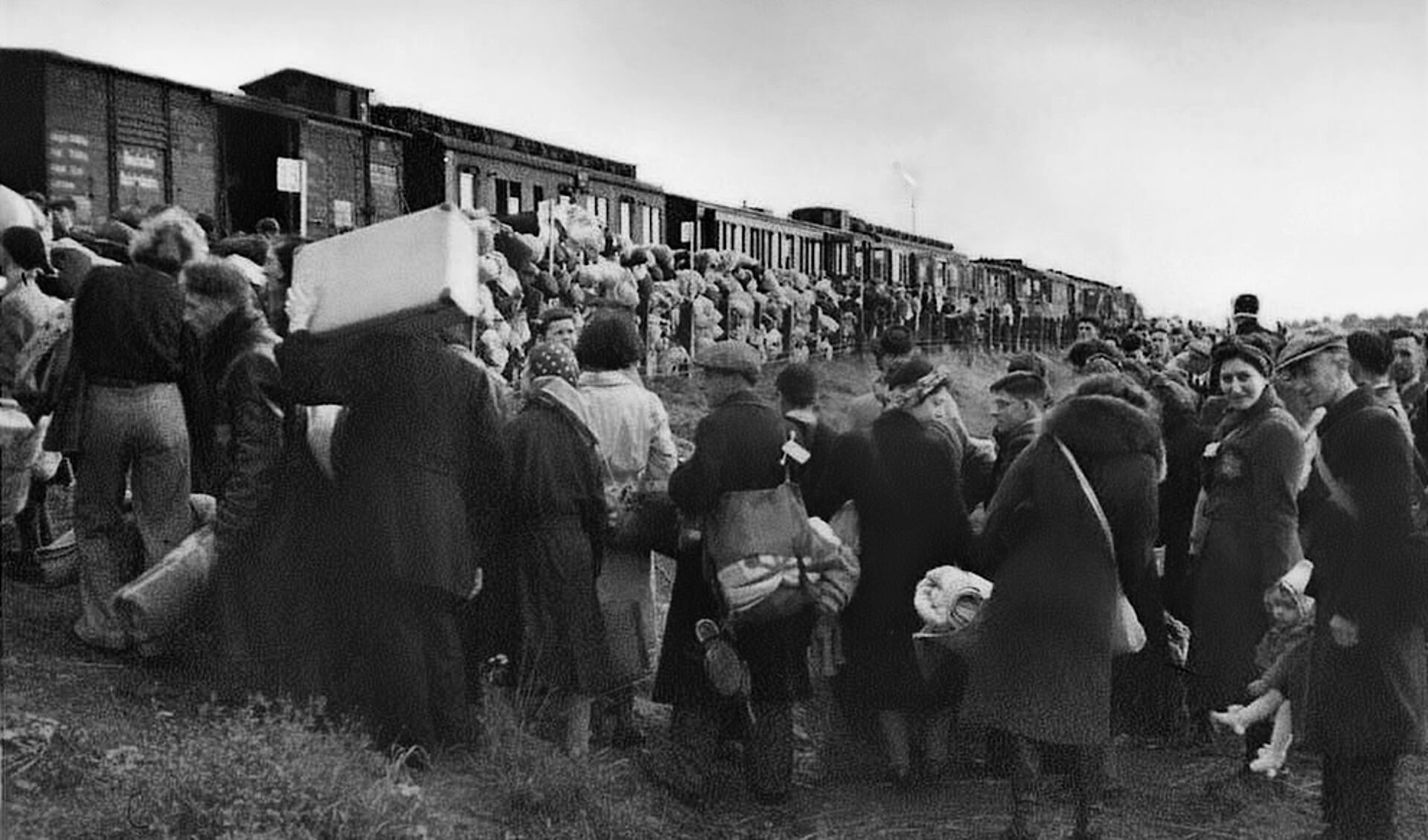 Joden gaan in oktober 1942 op transport in Westerbork. (foto: Publiek Domein)
