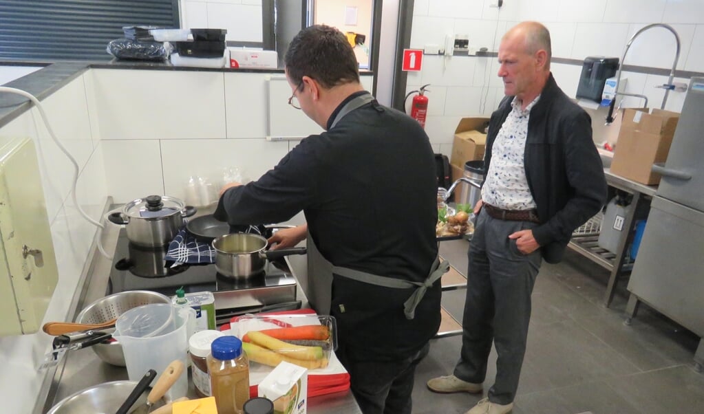 Wethouder Peter Verschuren neemt een kijkje in de keuken van De Reensche Compagnie.