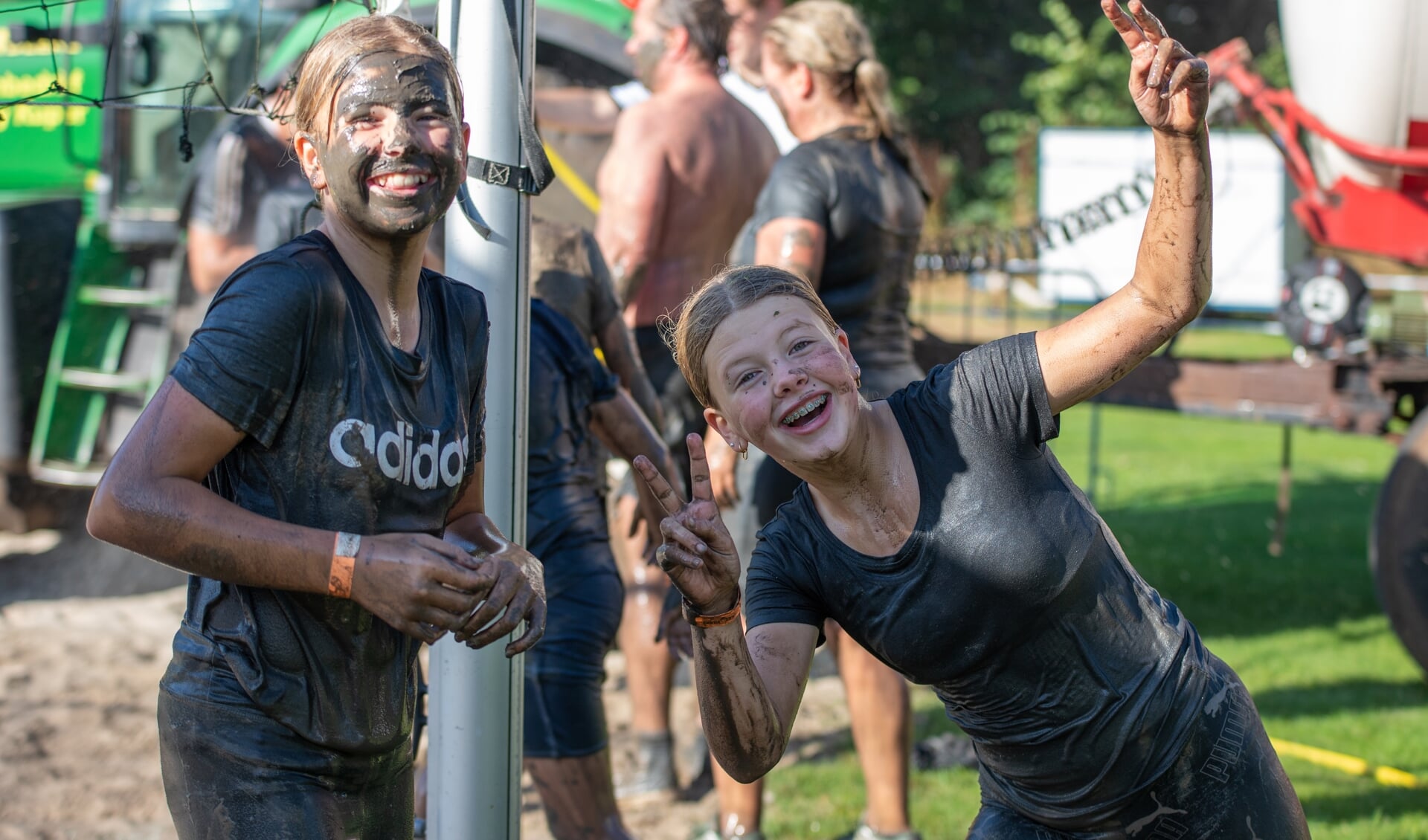 De deelnemers lieten de modder lachend over zich heen komen. (foto: André Dümmer)