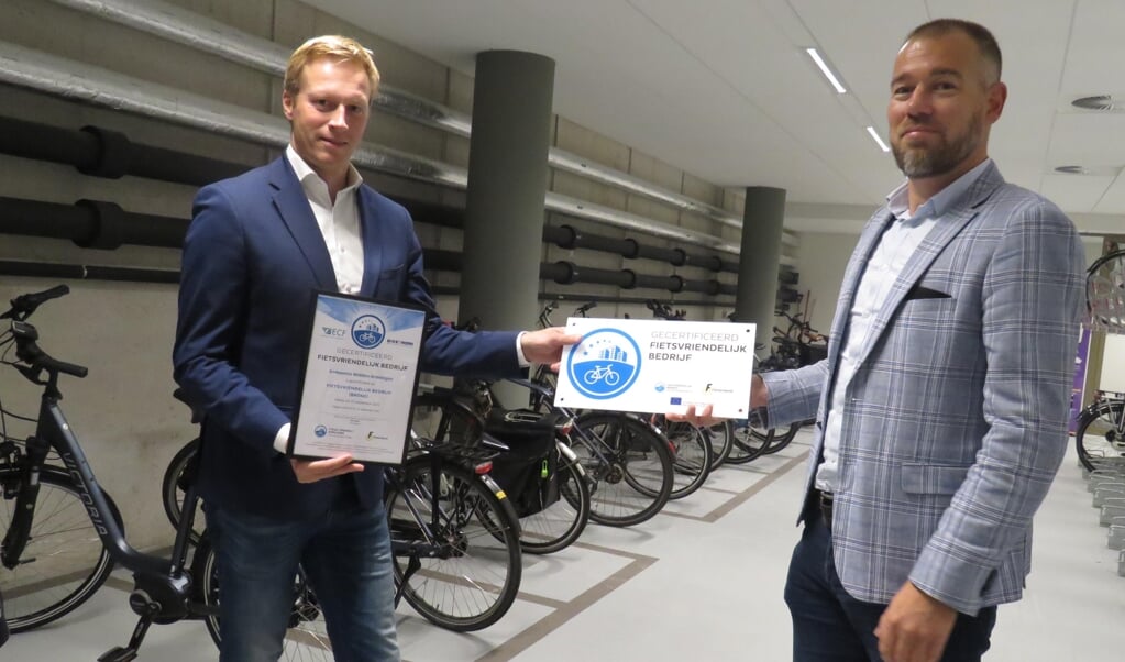 Wethouder Erik Drenth ontvangt het certificaat uit handen van Jaap Imminga van Groningen Bereikbaar.