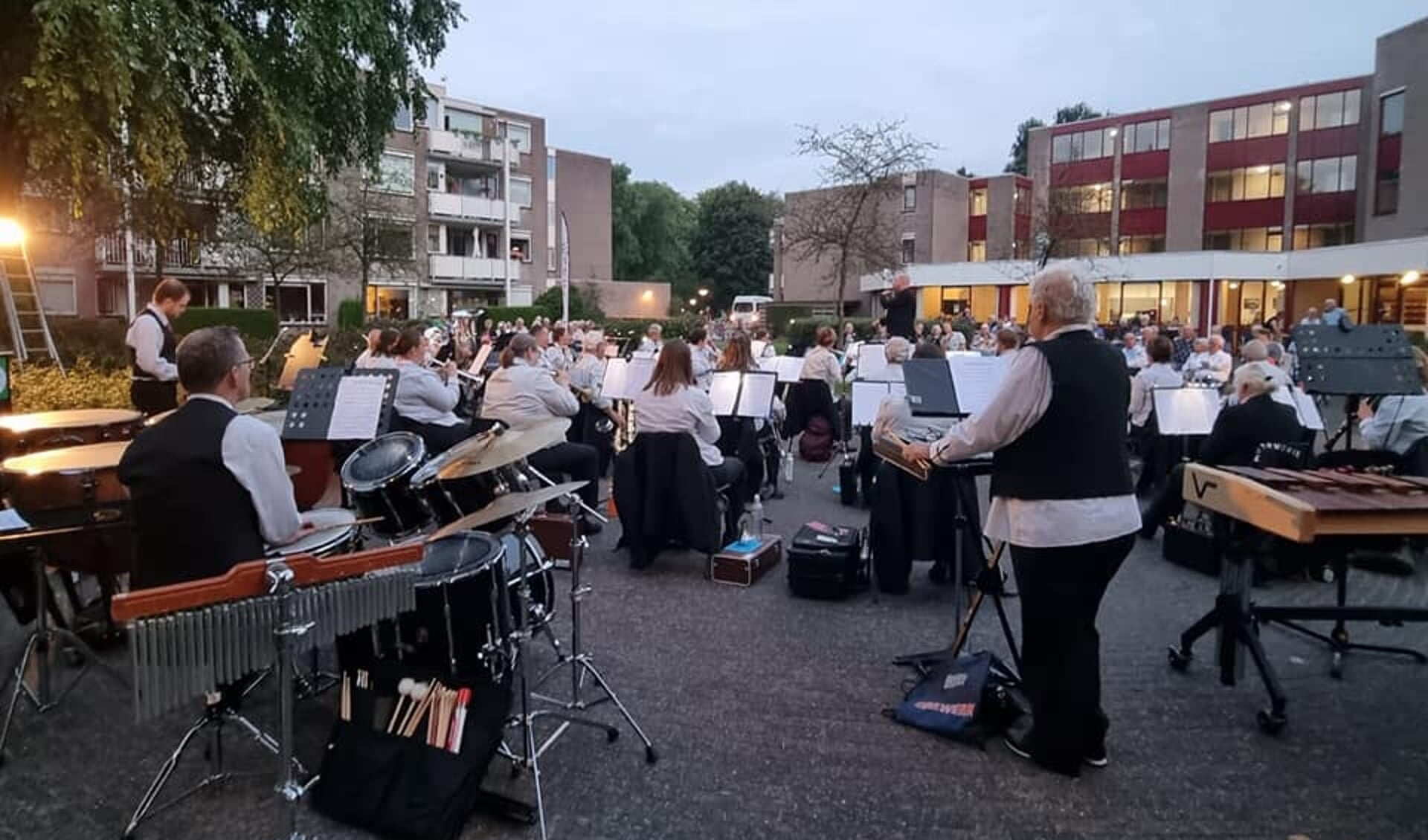 Harmonieorkest Patrimonium tijdens het zomeravondconcert bij seniorencomplex Nieuw Laarhof in Zuidlaren.