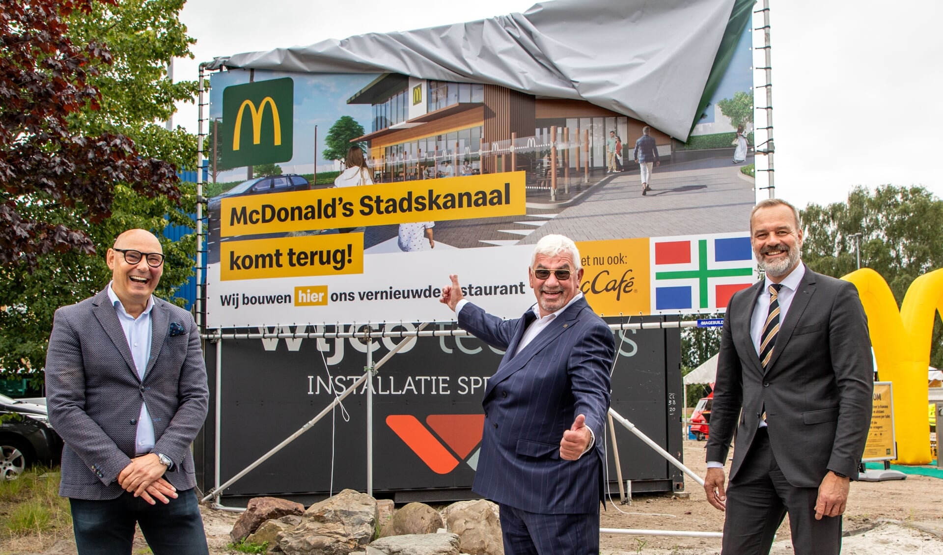 Jos van Kempen (Director Franchising & Development McDonald's Nederland), André Berendsen (franchisenemer McDonald's) en Klaas Sloots (burgemeester Stadskanaal) bij het bouwbord.