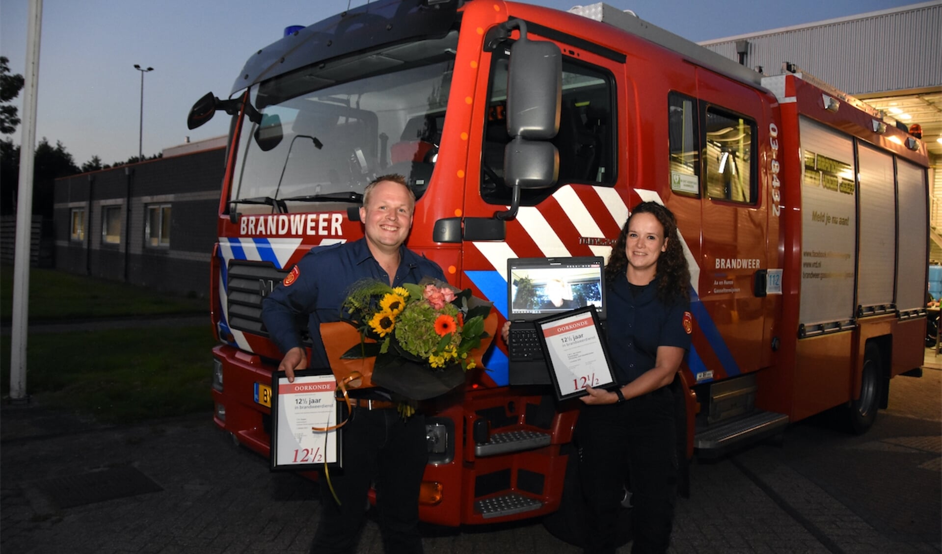 Henri Eissen en Francien van Vooren zijn beiden 12,5 jaar in dienst bij de brandweer in Gasselternijveen. (foto: Arjen Kuiper)