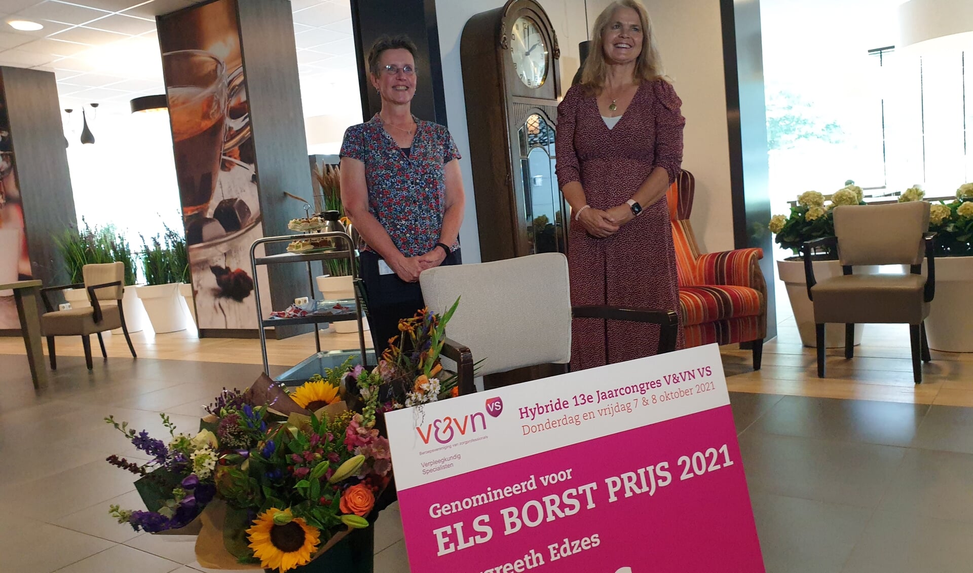 Margreeth Edzes (links) wordt verrast met haar nominatie voor de Els Borst Prijs.