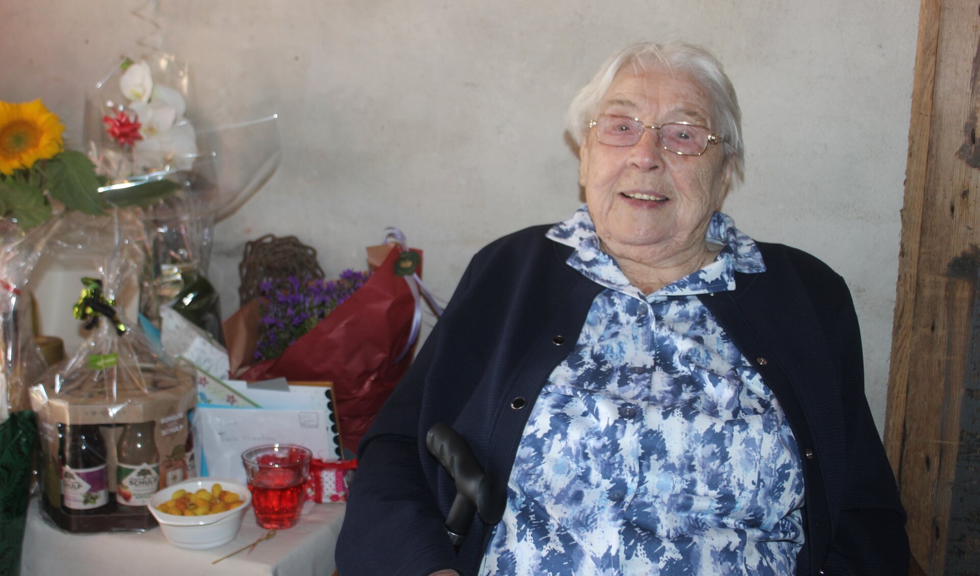 Marchien Hollander-Udding kreeg veel felicitaties, cadeaus en bloemen voor haar 100e verjaardag. 