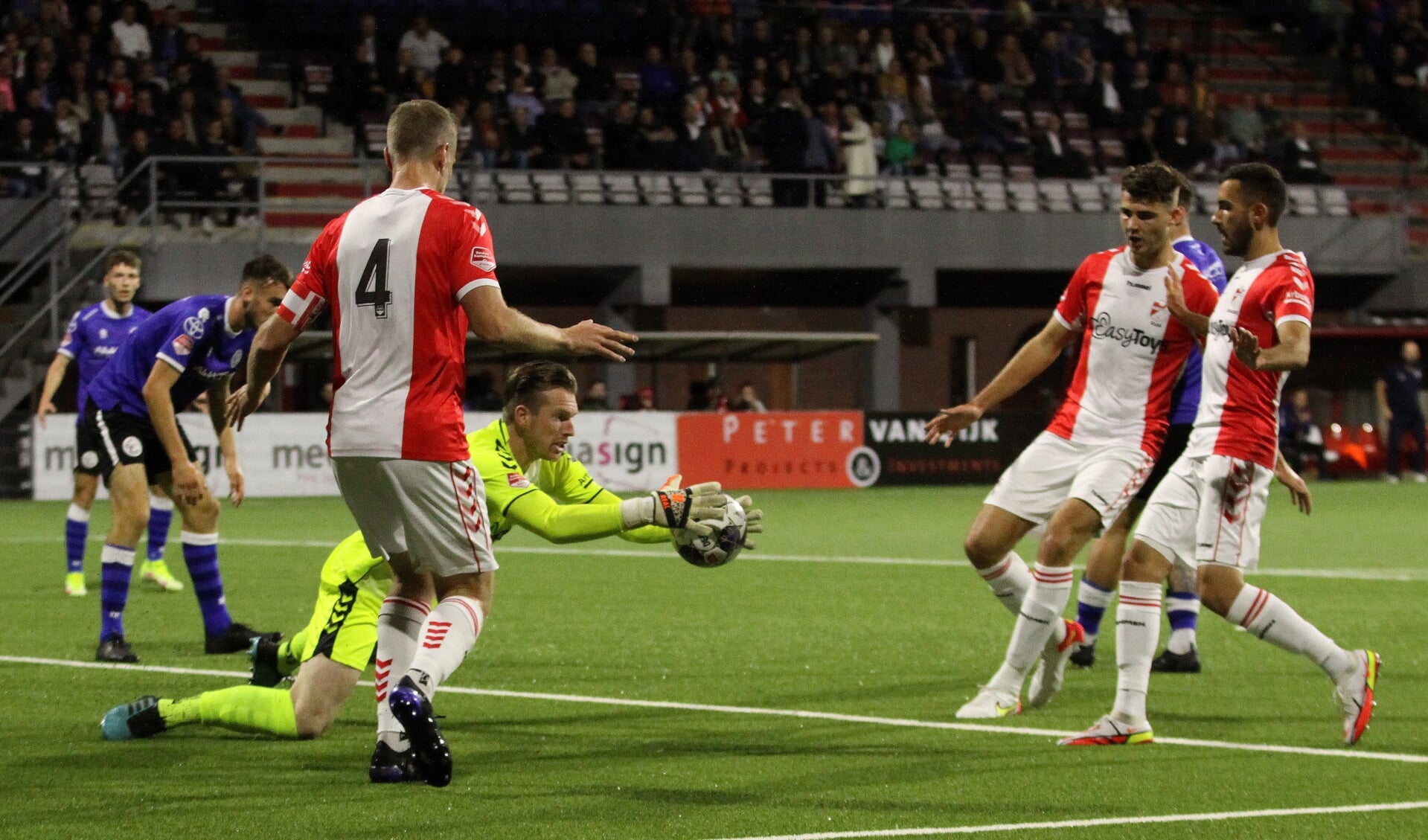 FC Emmen-doelman Michael Brouwers staat weer op de goede plaats (foto Bennie Wolbers).