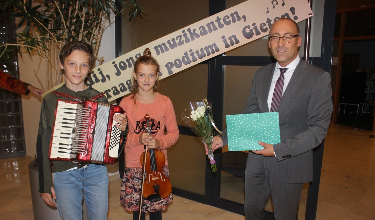 De jonge muzikanten werden hartelijk ontvangen door burgemeester Anno Wietze Hiemstra.
