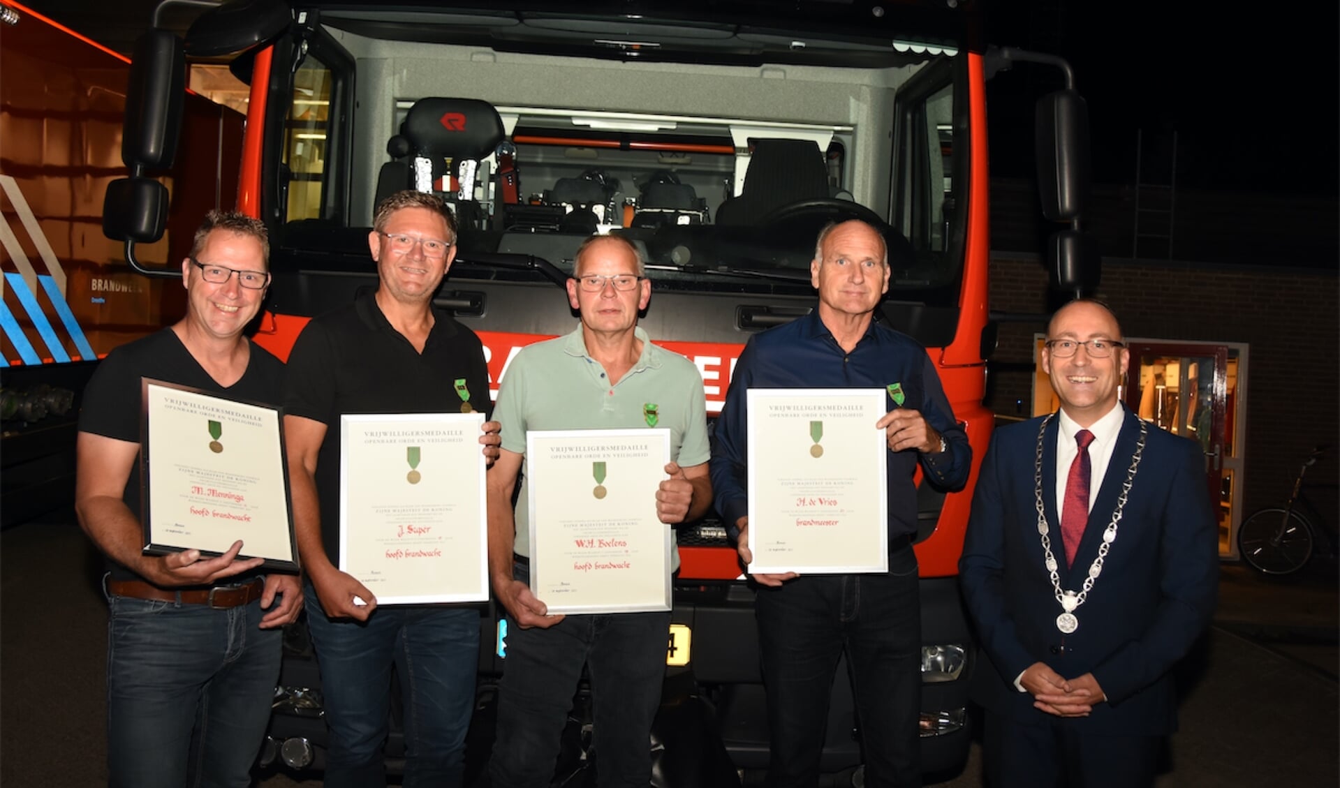 De vertrekkende brandweerlieden Martin Menninga, Jacob Supèr, Wim Boelens en Hink de Vries met burgemeester Anno Wietze Hiemstra. (foto Arjen Kuiper)