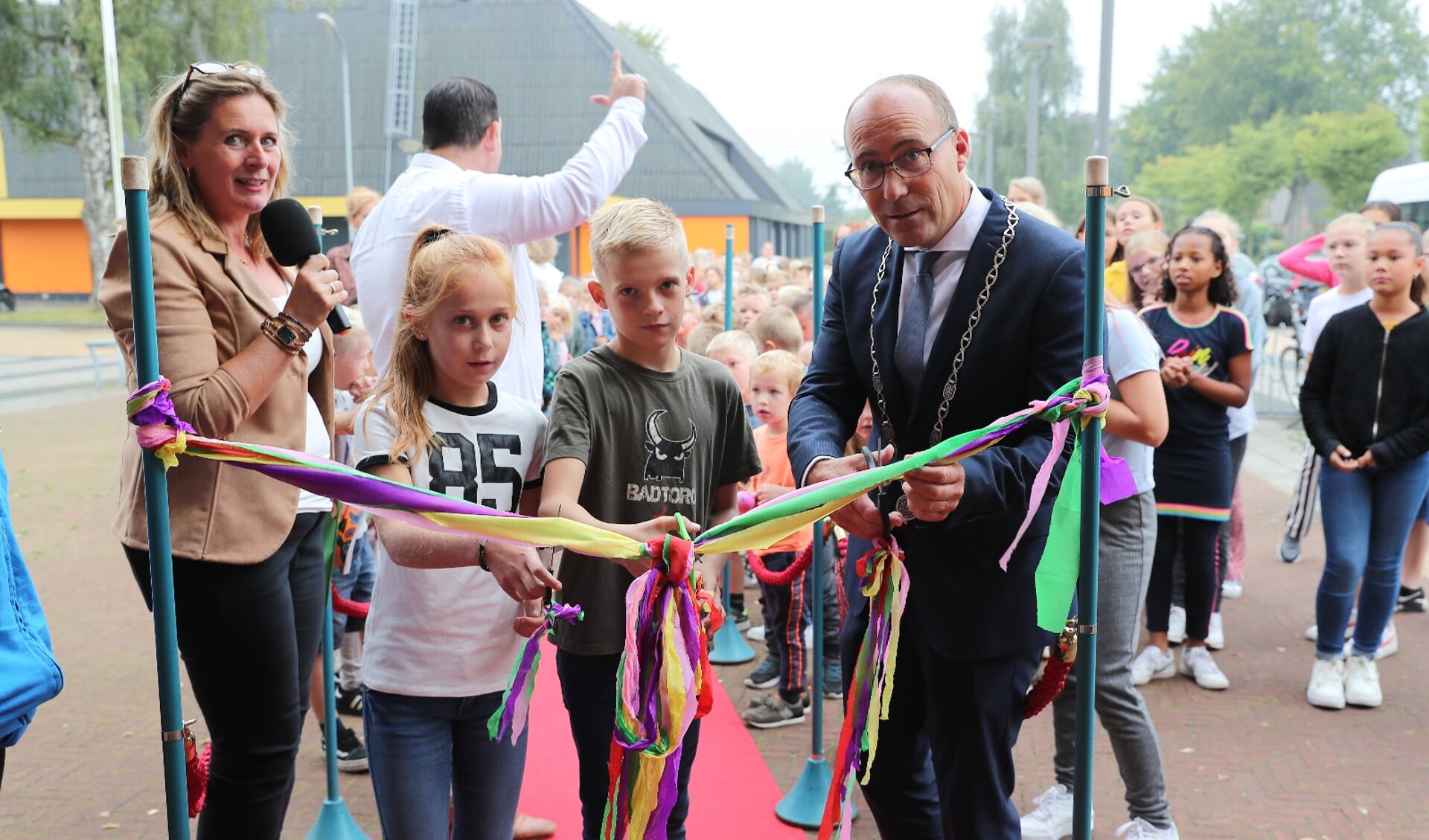 Burgemeester Anno Wietze Hiemstra opent op Obs J. Emmens Oktober Kindermaand.