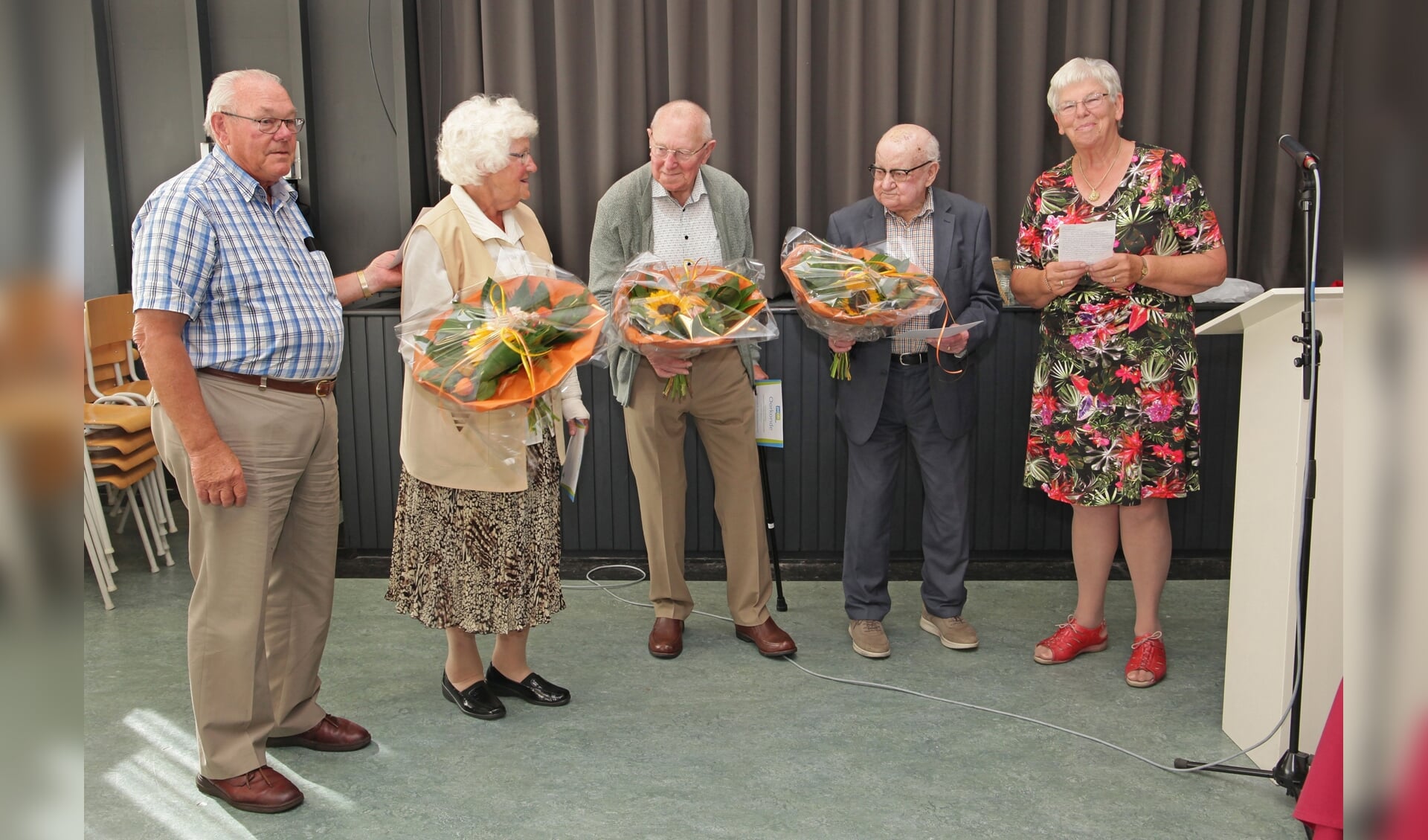 Trouwe leden van de PCOB-afdeling Veendam, Pekela en Menterwolde werden onlangs in de bloemetjes gezet. Foto: Bert Woltjes. 