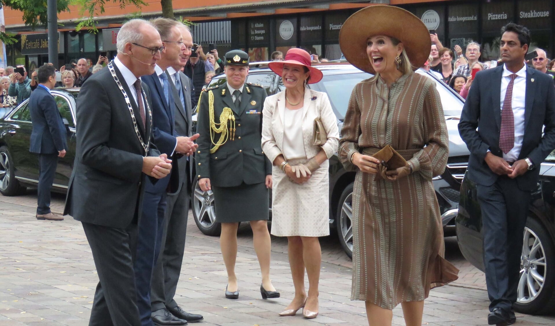 Koningin Máxima wordt bij aankomst begroet door burgemeester Adriaan Hoogendoorn, commissaris van de koning René Paas en kamerheer van de koning Jaap Wolters.