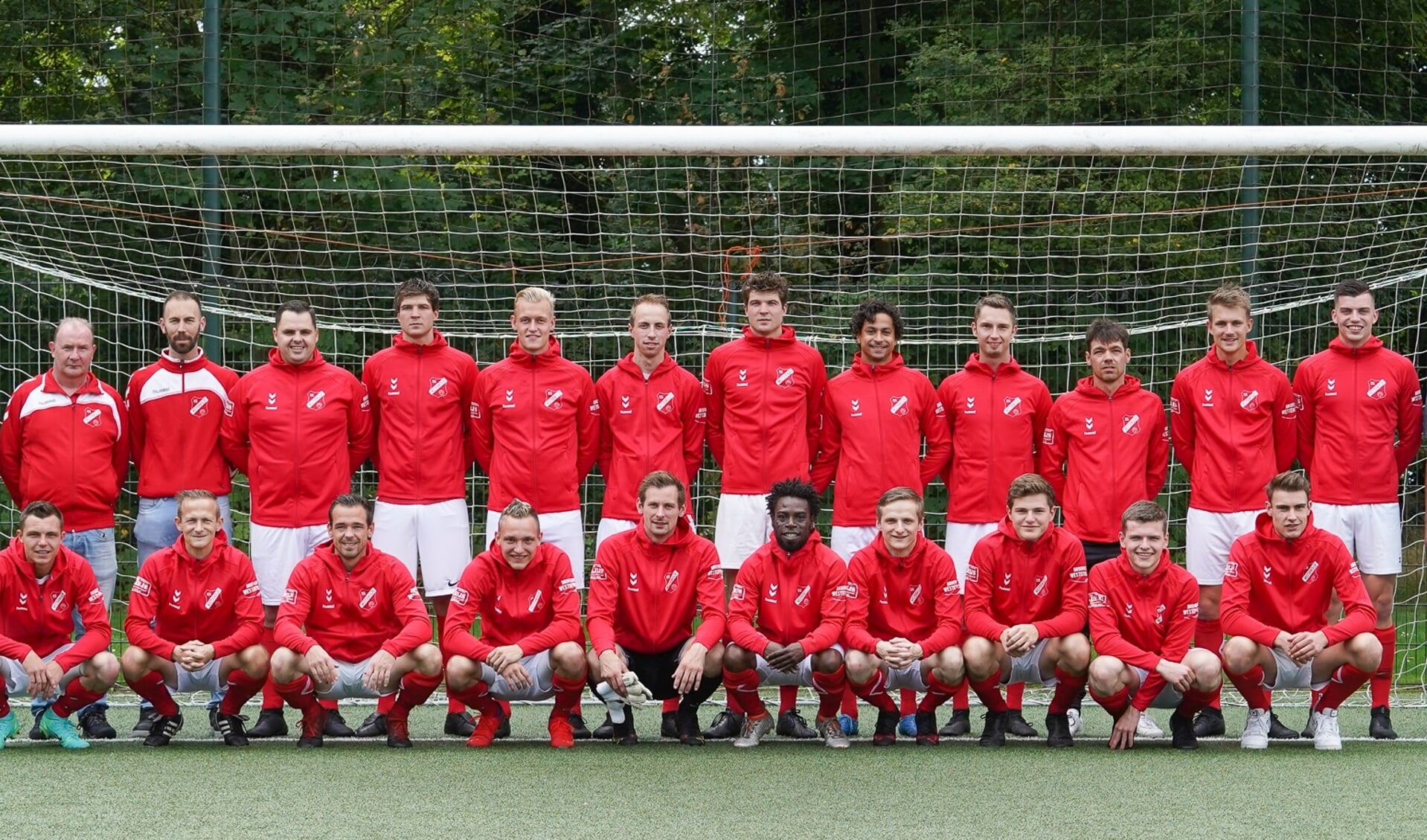De selectie van voetbalvereniging Westerwolde met de nieuwe jassen. (eigen foto)